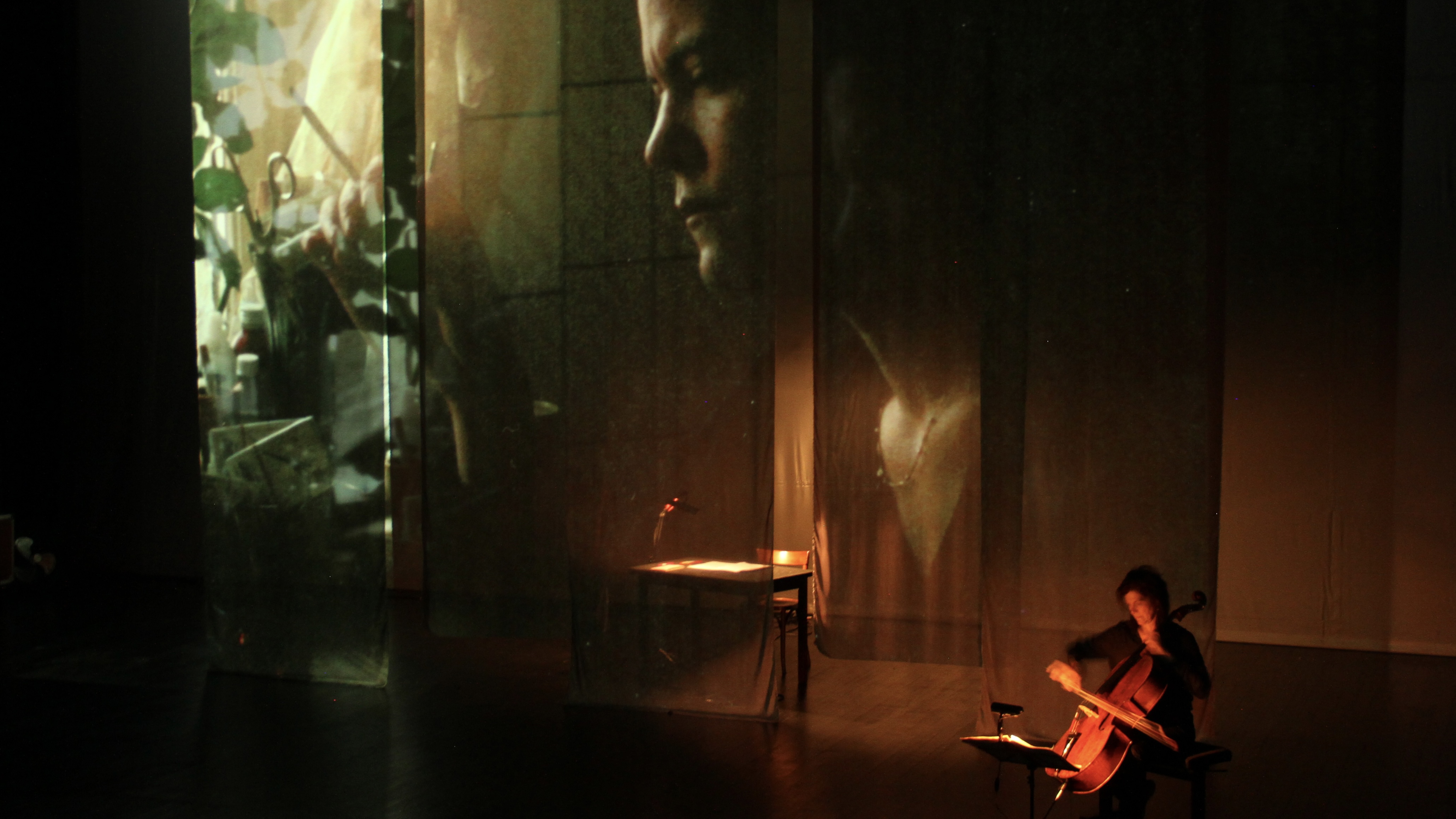 Video suggestivo del Festival di Spoleto con violoncellista in scena atmosferica