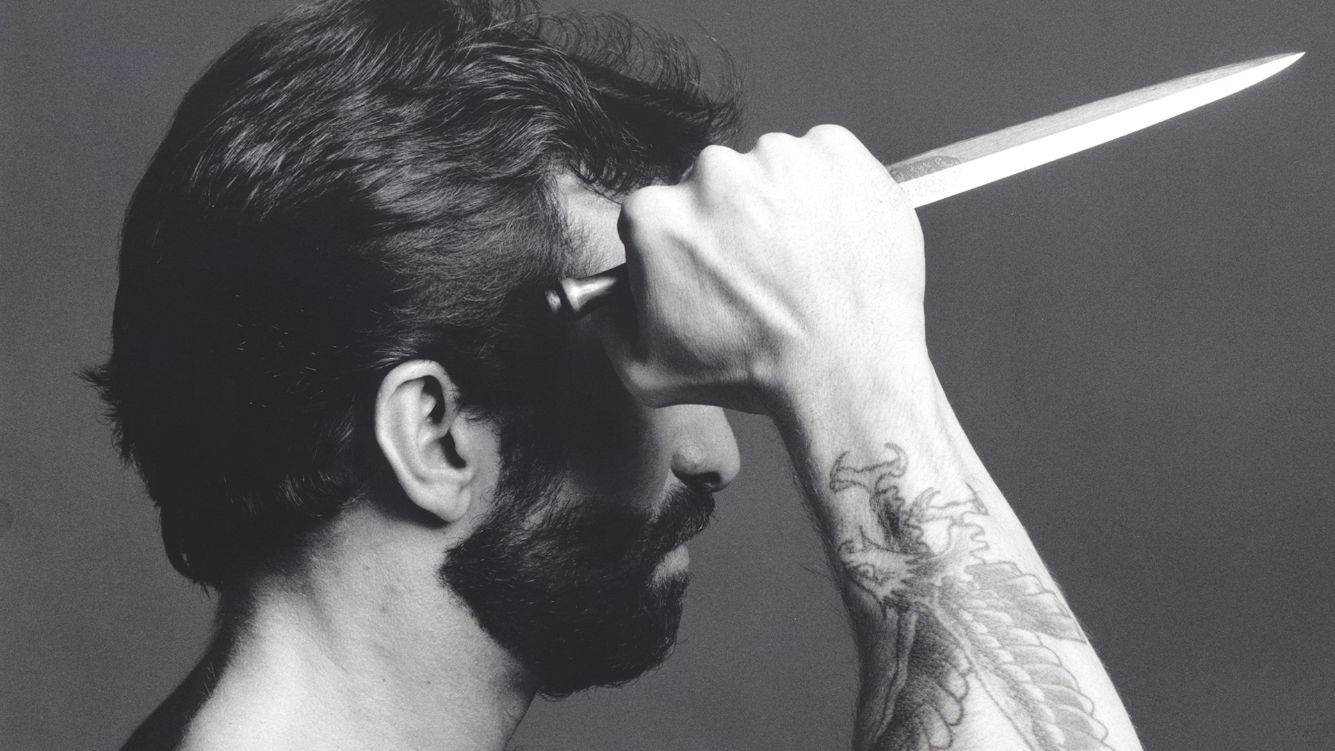 Video Festival di Spoleto: ritratto drammatico di uomo con coltello e tatuaggio