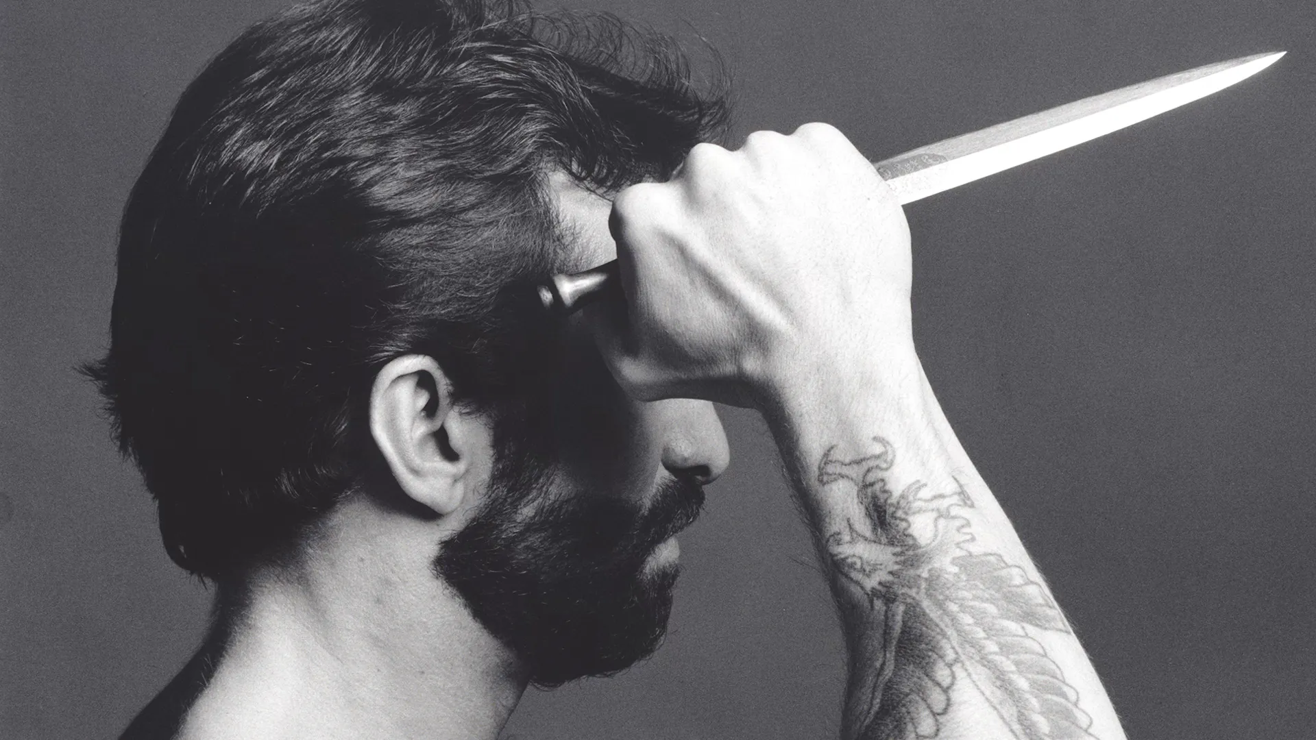 Video Festival di Spoleto: ritratto drammatico di uomo con coltello e tatuaggio