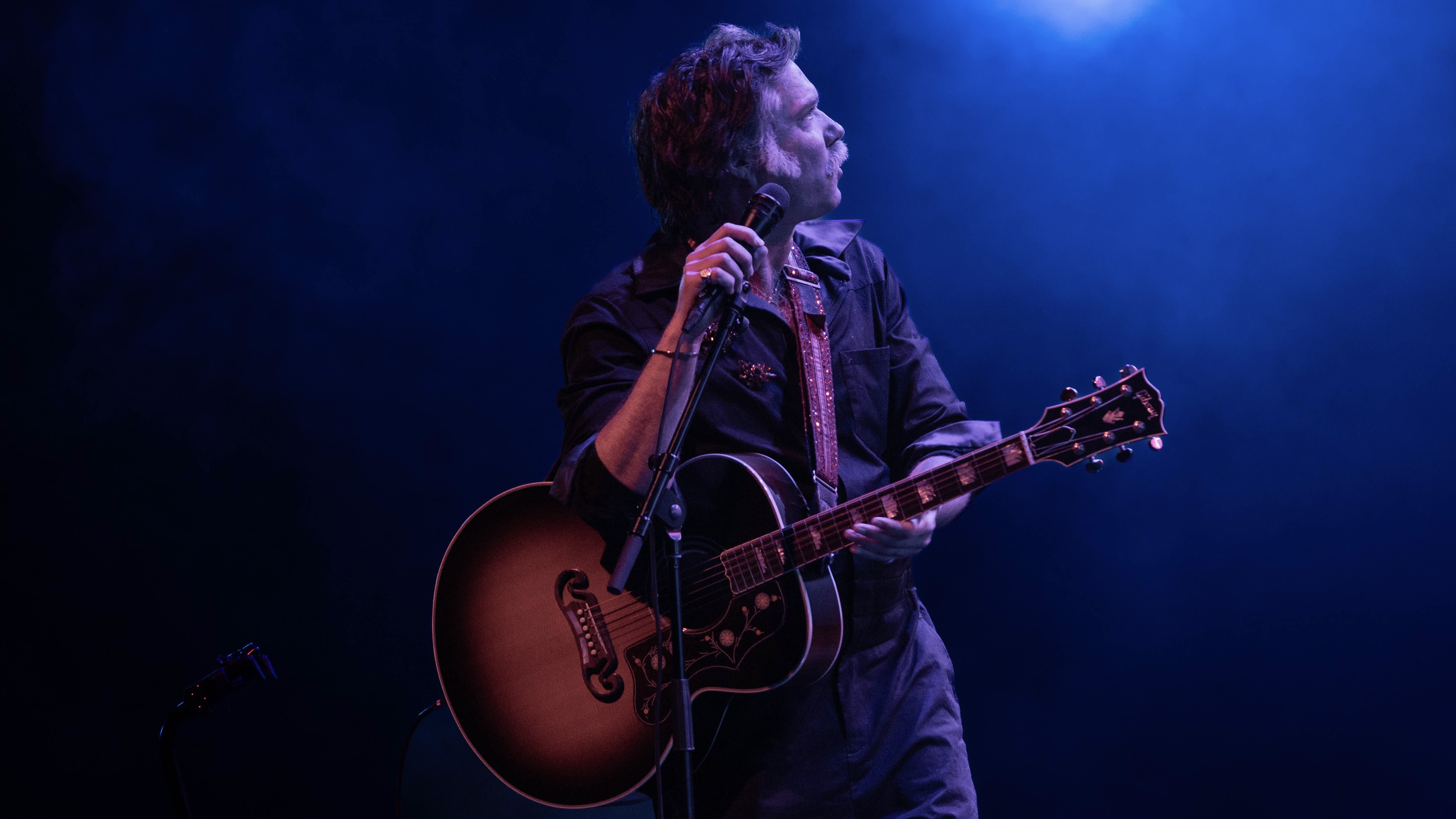 Video del Festival di Spoleto: musicista con chitarra sul palco blu