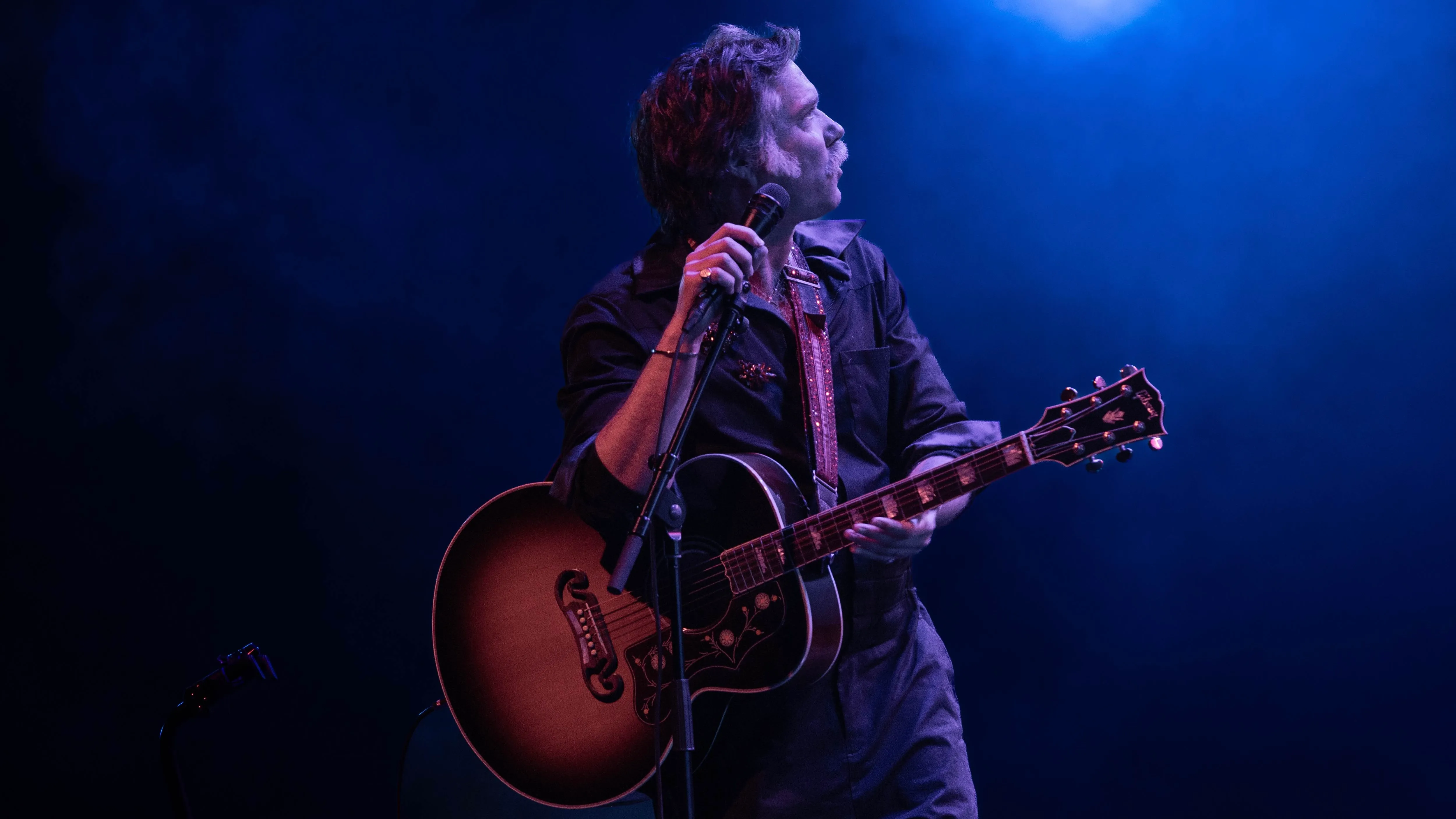 Video del Festival di Spoleto: musicista con chitarra sul palco blu