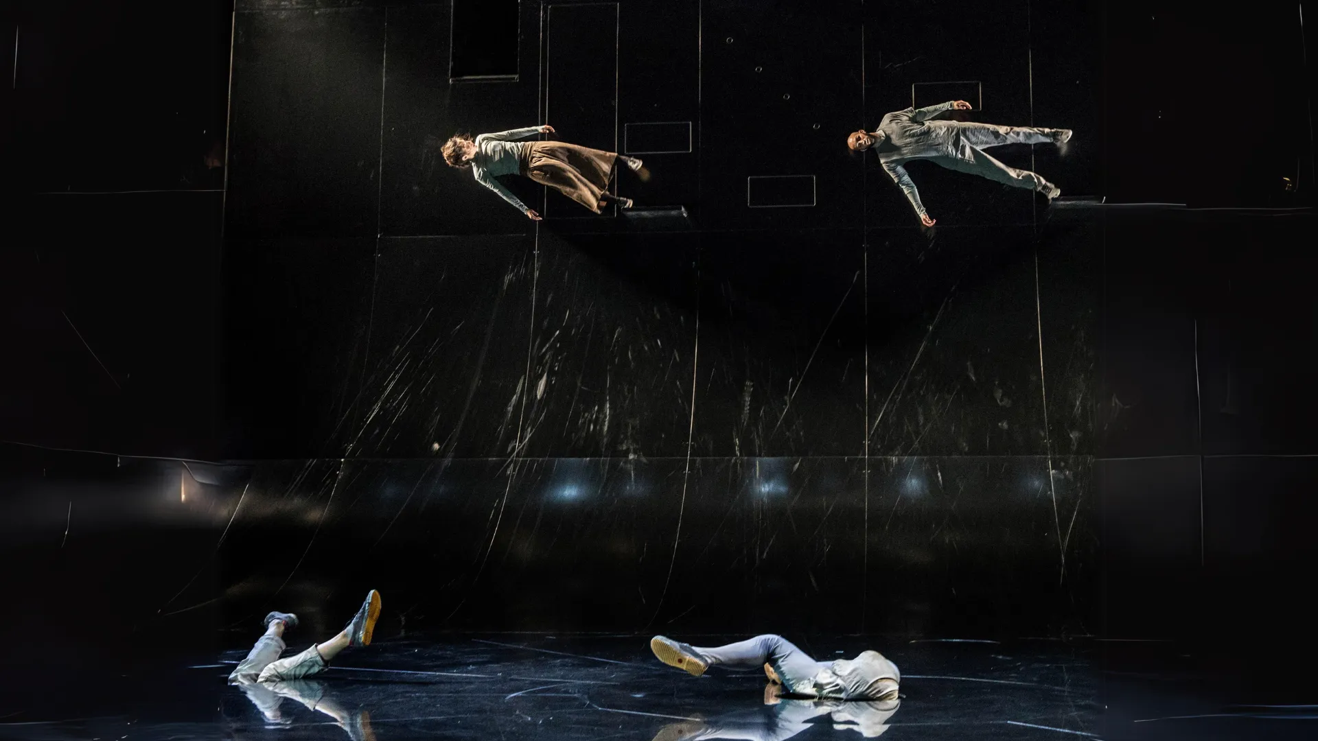 Video Festival di Spoleto: Dancers suspended in dramatic aerial choreography performance