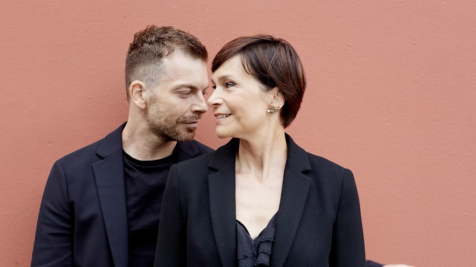 Video Festival di Spoleto: ritratto intimo di due artisti sorridenti