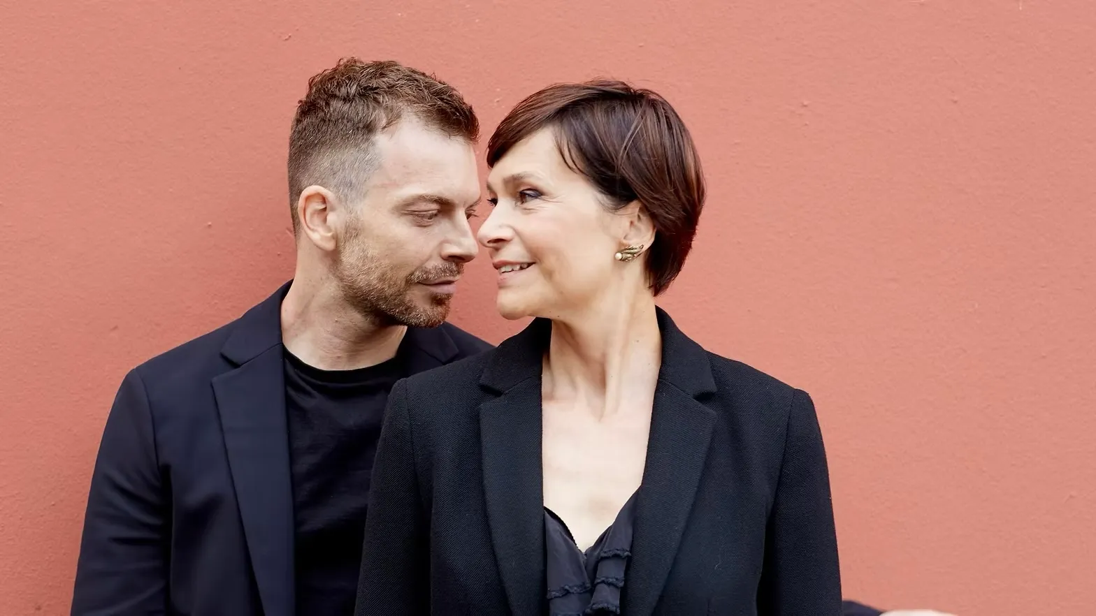 Video Festival di Spoleto: ritratto intimo di due artisti sorridenti