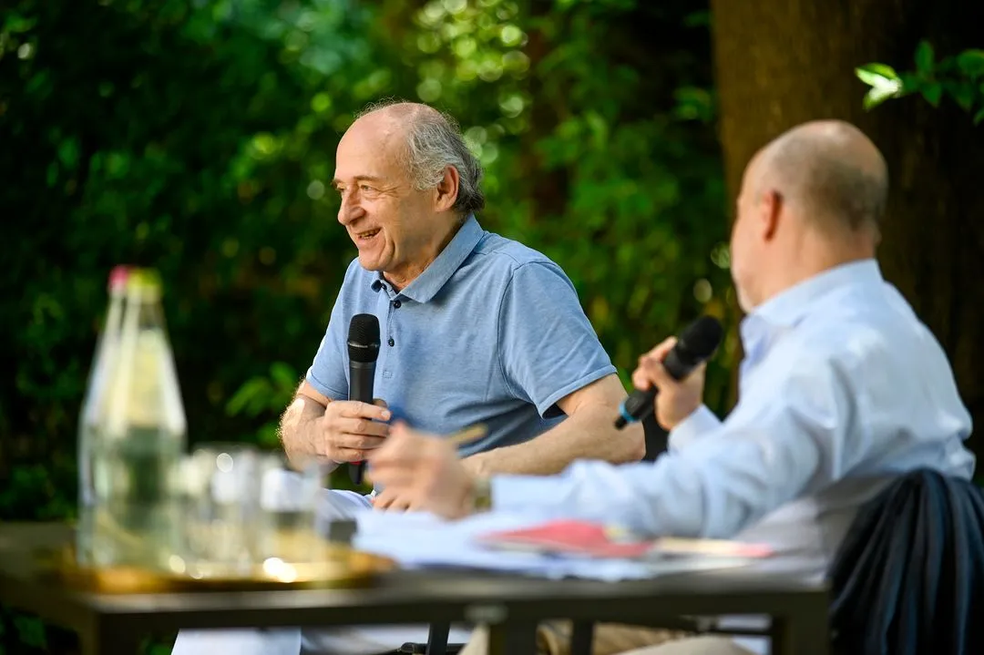 Video Festival di Spoleto speakers discussing event outdoors with microphones