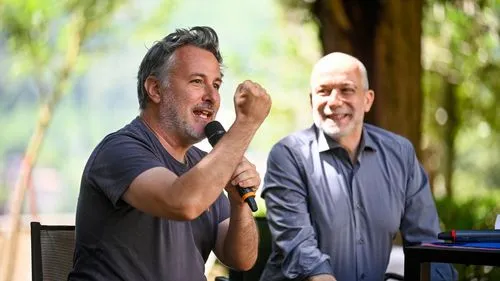 Video Festival di Spoleto: Two men laughing and gesturing during outdoor discussion