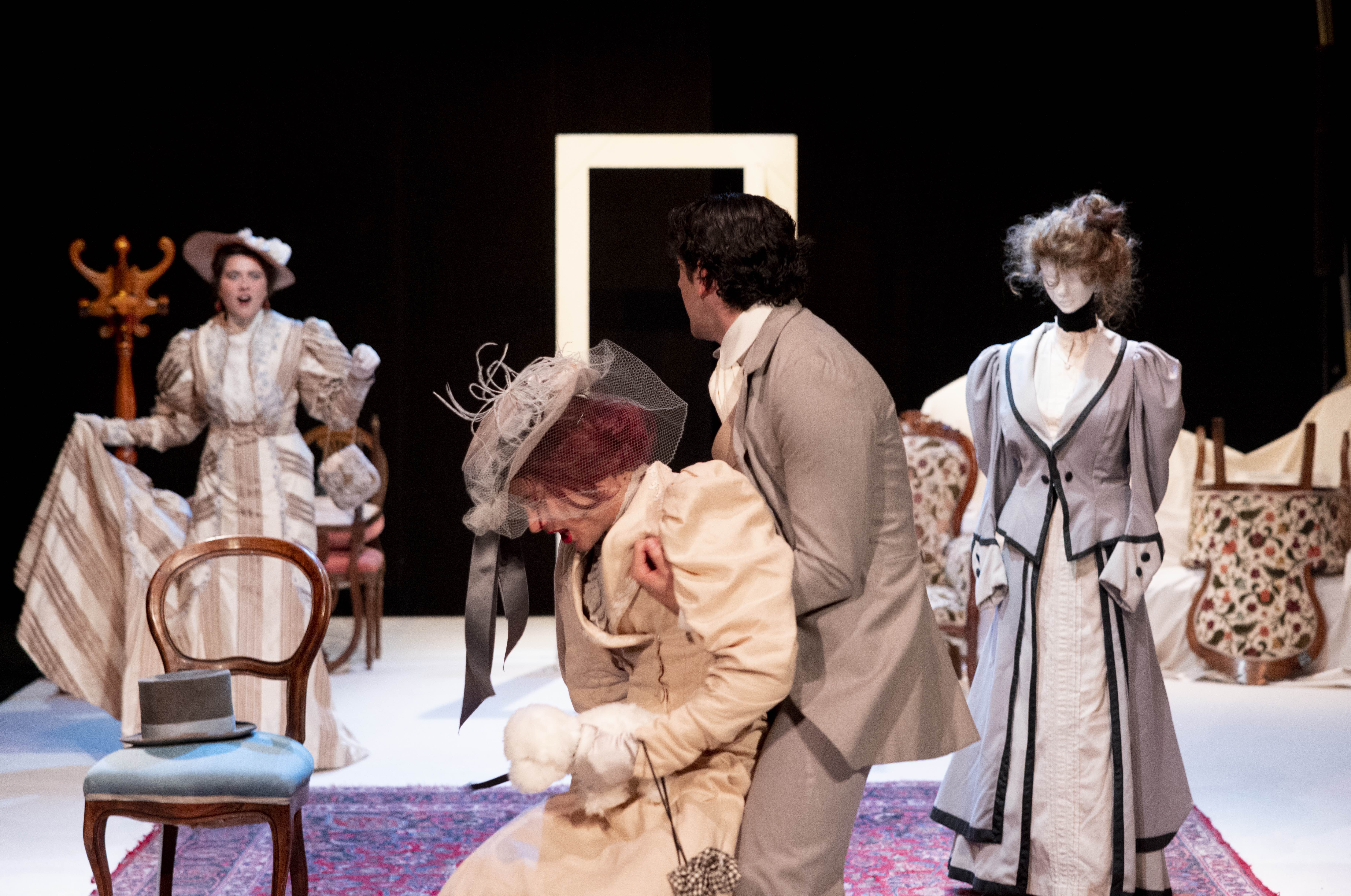 Carlo Cecchi signs the direction of Sarto per signora at the Spoleto Festival. On stage the young talents of the Compagnia dell'Accademia "Silvio d'Amico"