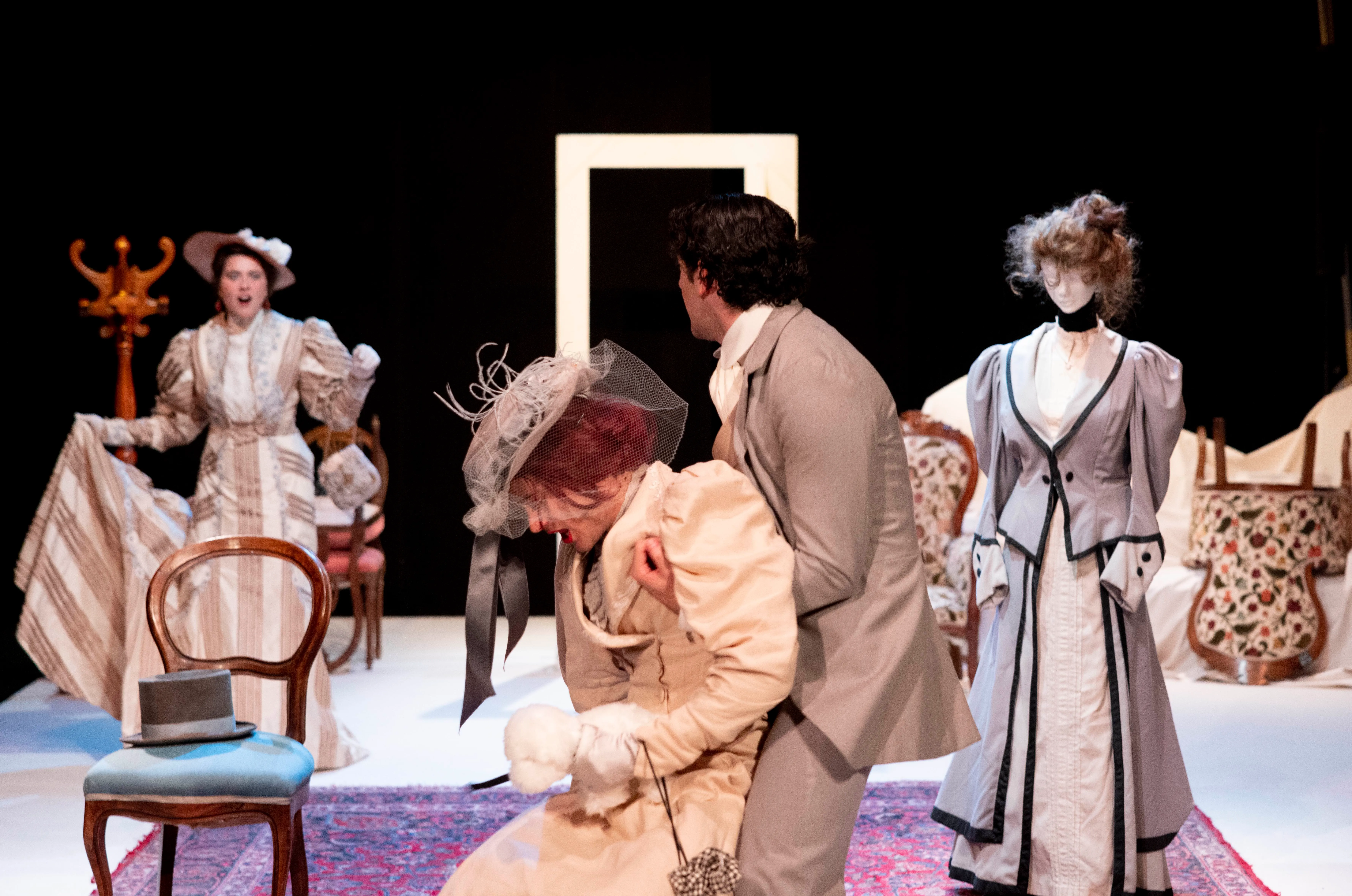Carlo Cecchi signs the direction of Sarto per signora at the Spoleto Festival. On stage the young talents of the Compagnia dell'Accademia "Silvio d'Amico"