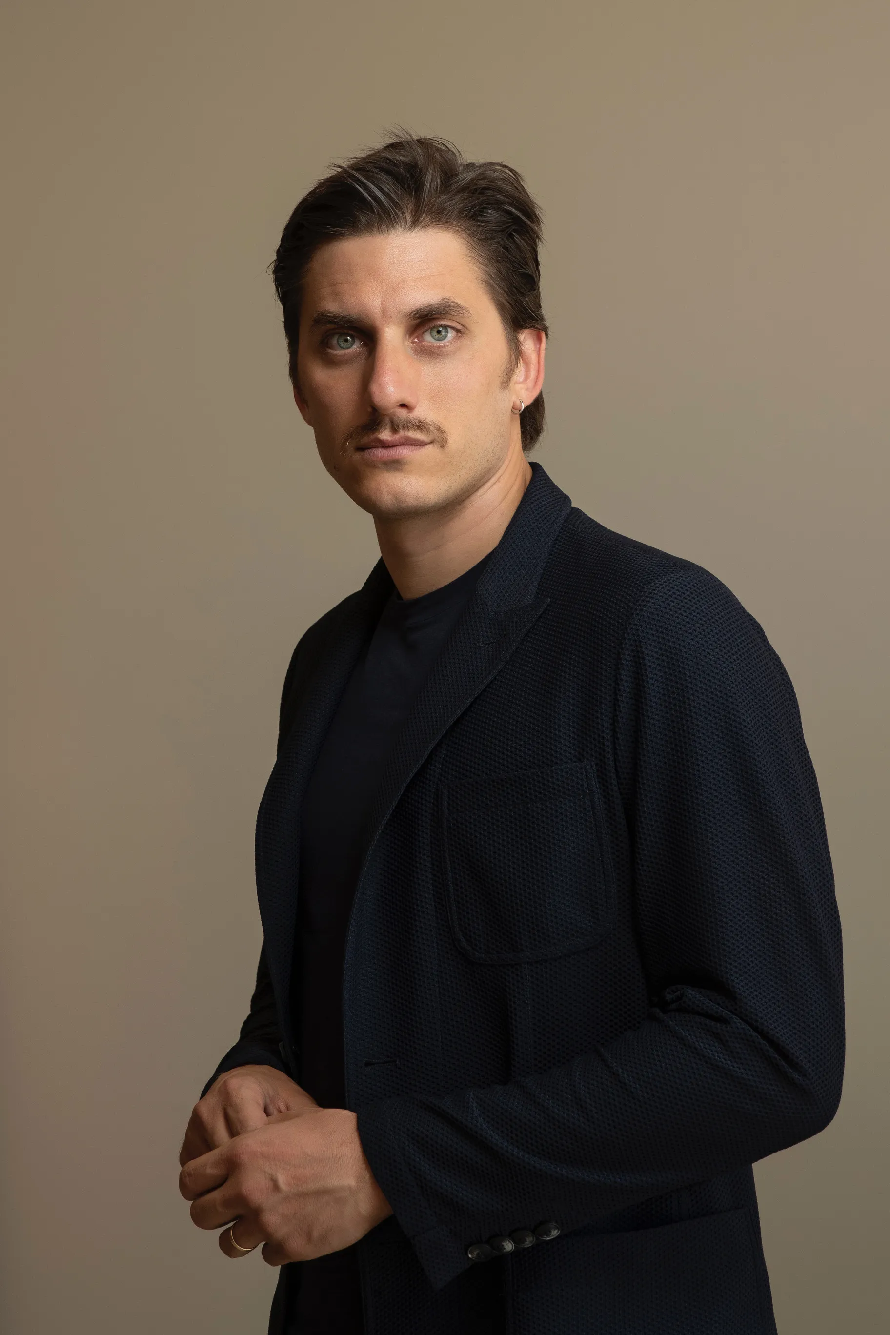 Luca Marinelli torna a Spoleto per dirigere Una relazione per un’Accademia.