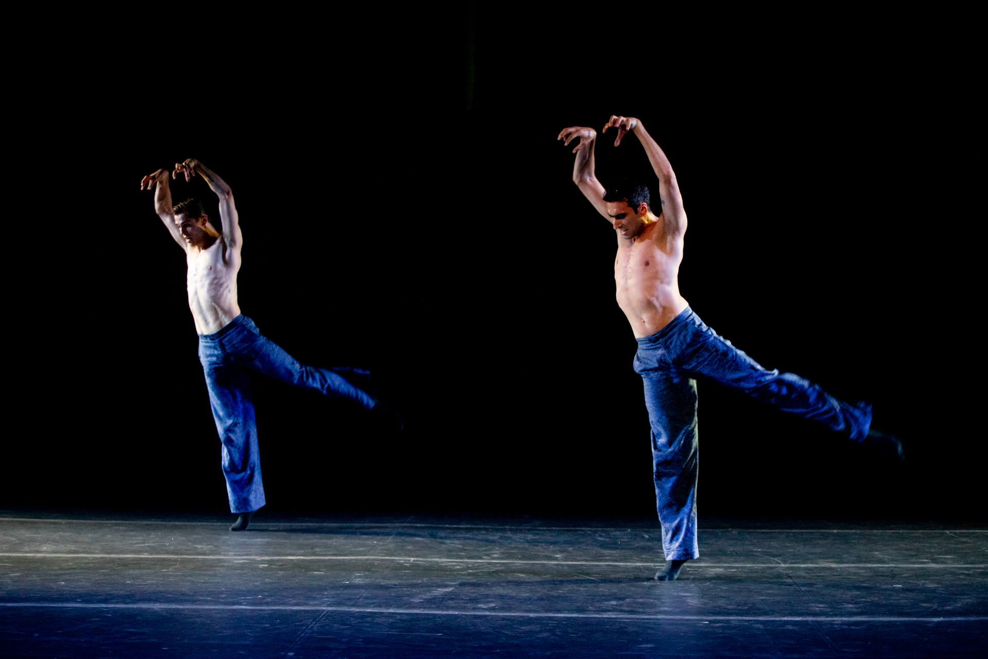 Danzatori in movimento durante il Festival di Spoleto, palcoscenico nero