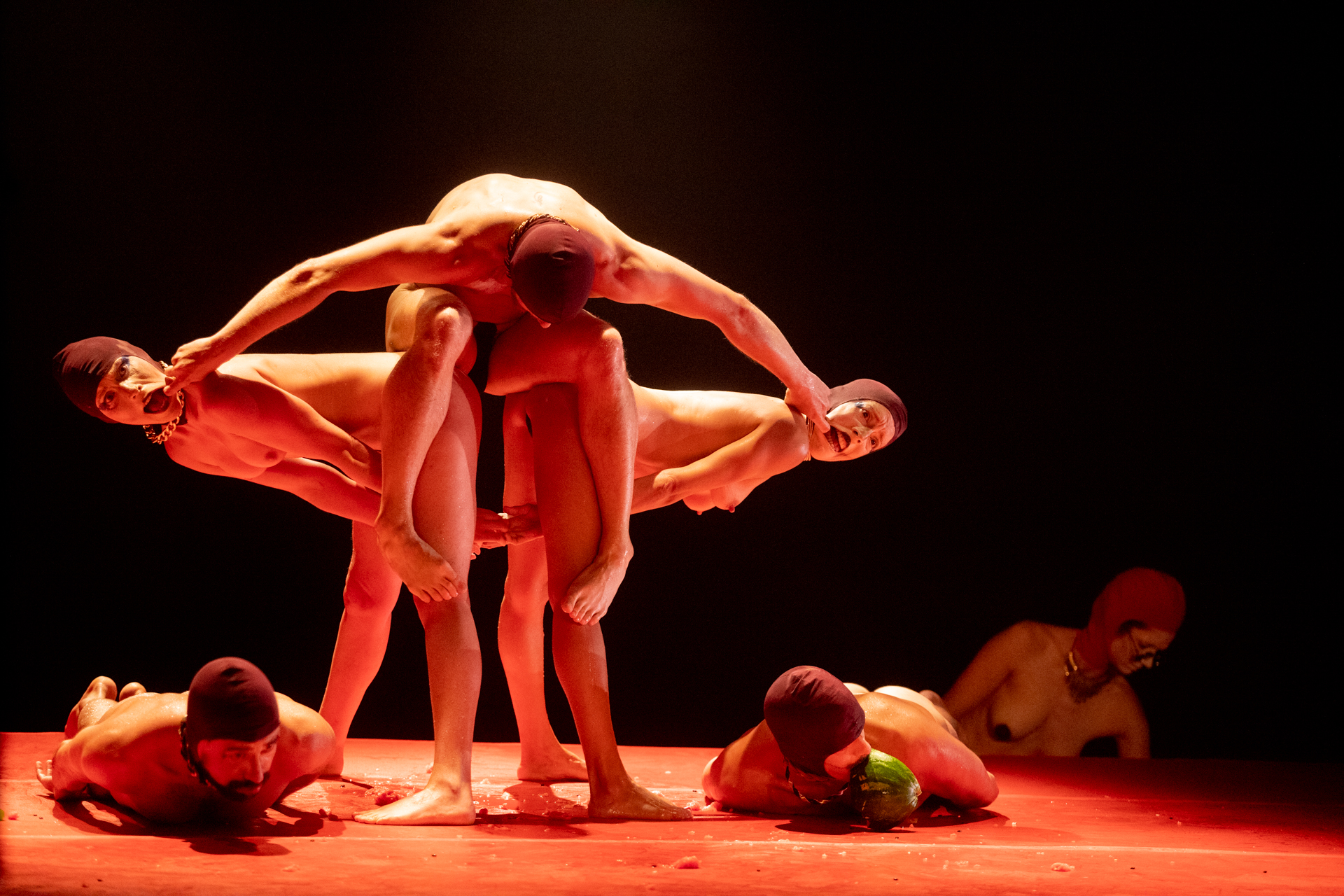 Performance artistica di danza al Festival di Spoleto, corpi intrecciati in rosso