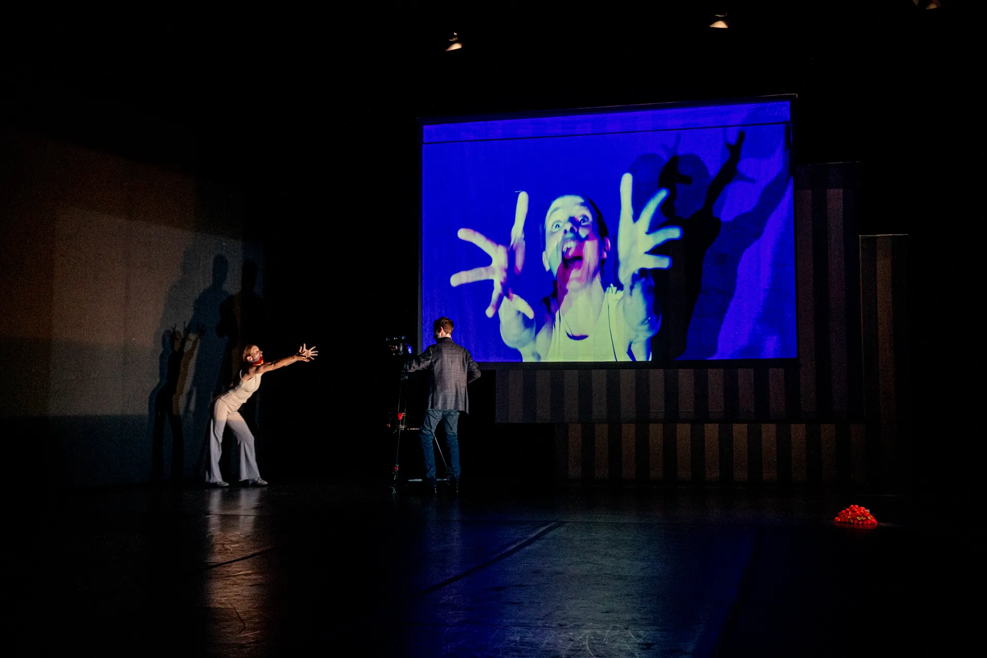 Performance artistica al Festival di Spoleto con proiezione video blu elettrico