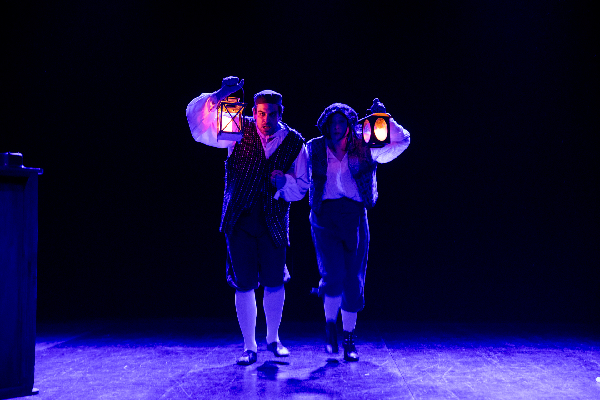 Scena teatrale al Festival di Spoleto con attori in costume e lanterne