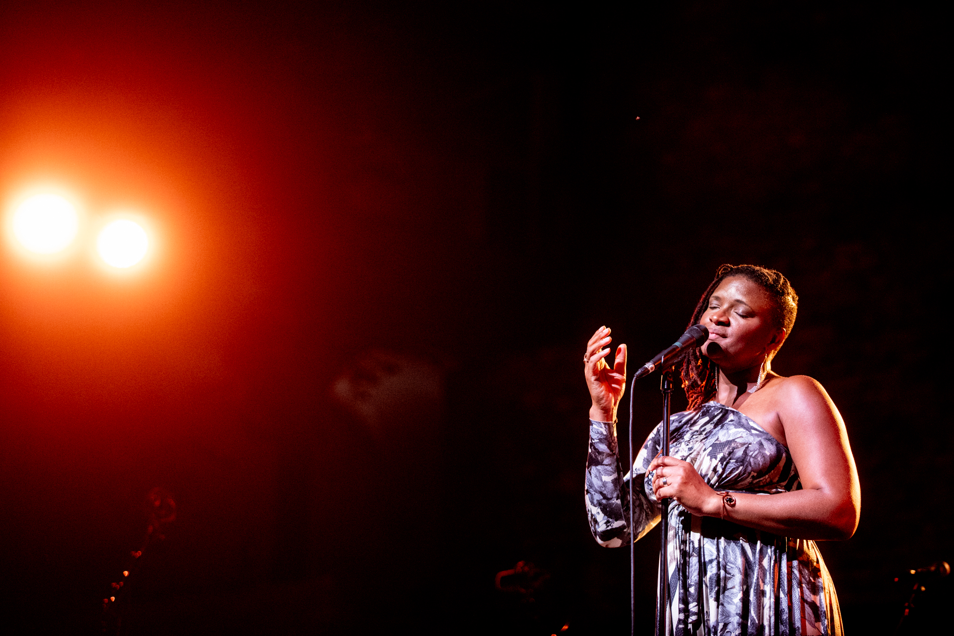 Cantante appassionata si esibisce al Festival di Spoleto con luce rossa intensa