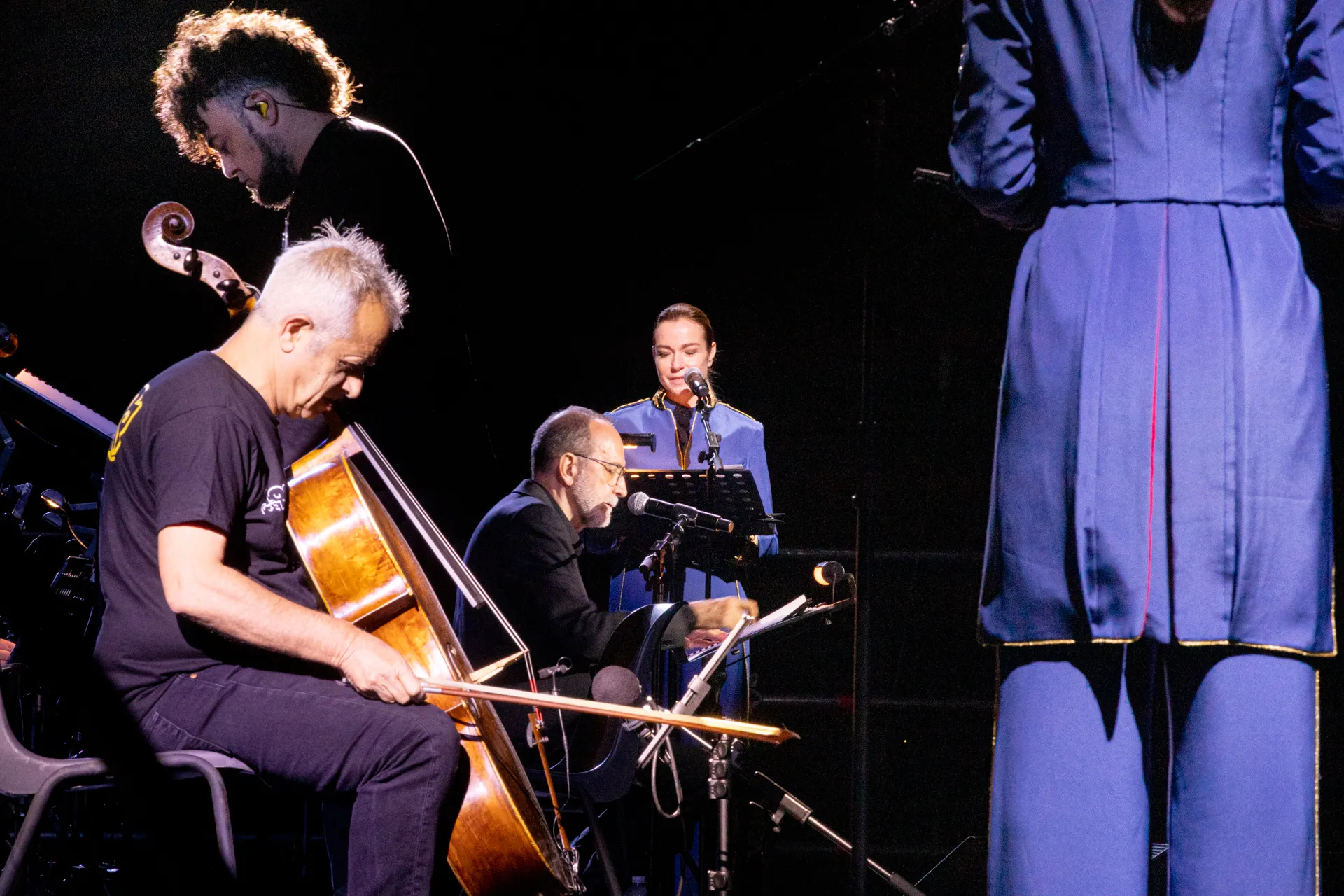 Esibizione musicale al Festival di Spoleto con musicisti e cantante in blu