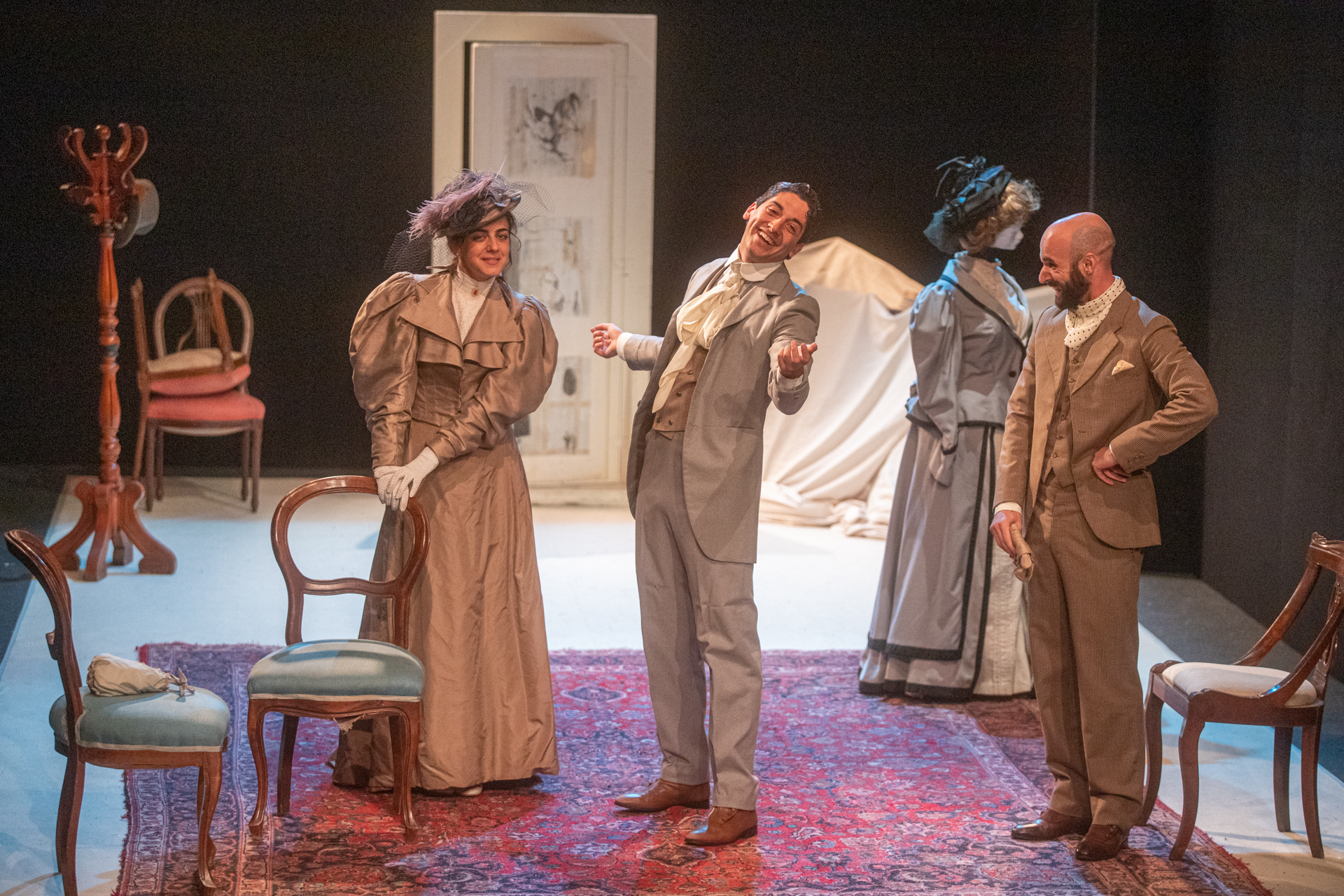 Scene teatrale in costume d'epoca al Festival di Spoleto, attori sorridenti