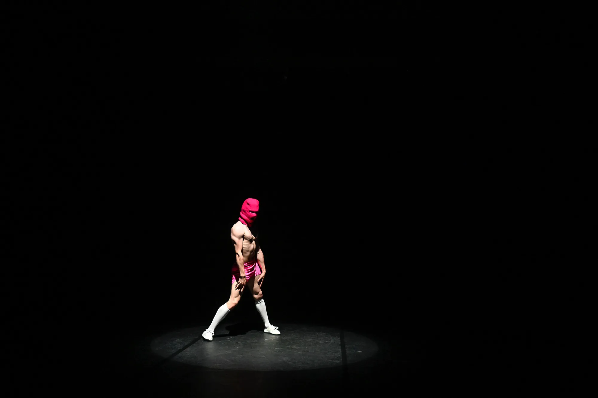 Performer in rosa al Festival di Spoleto, danza sotto riflettore scuro