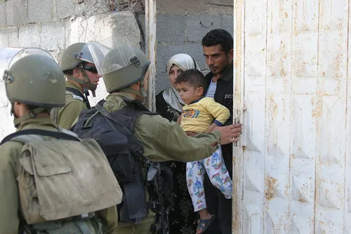 Spoleto Festival di tension: soldiers confronting family at checkpoint