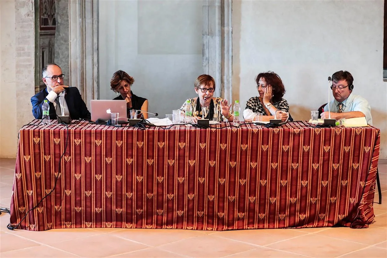 Tavolo dei relatori al Festival di Spoleto, cinque persone in riunione