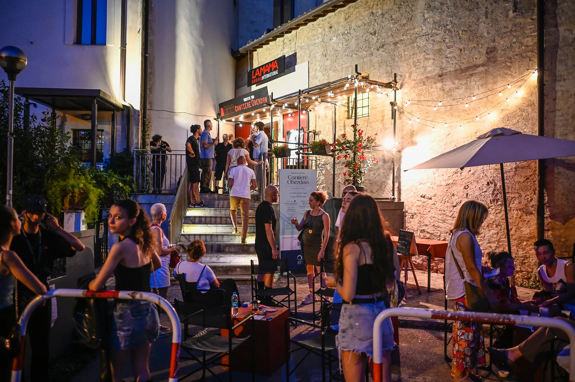 Serata notturna al Festival di Spoleto con persone che socializzano