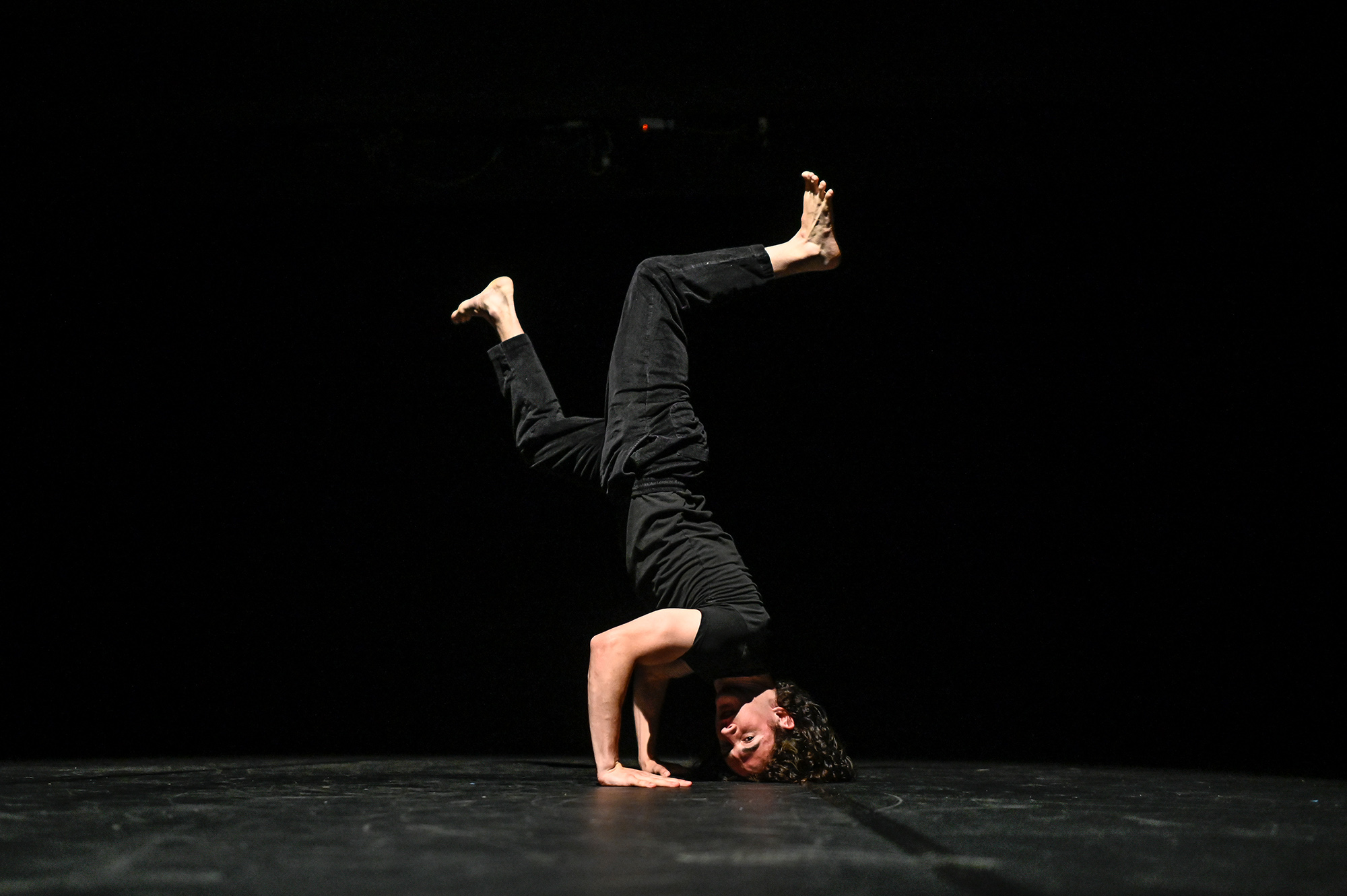 Performer di danza contemporanea al Festival di Spoleto in equilibrio acrobatico