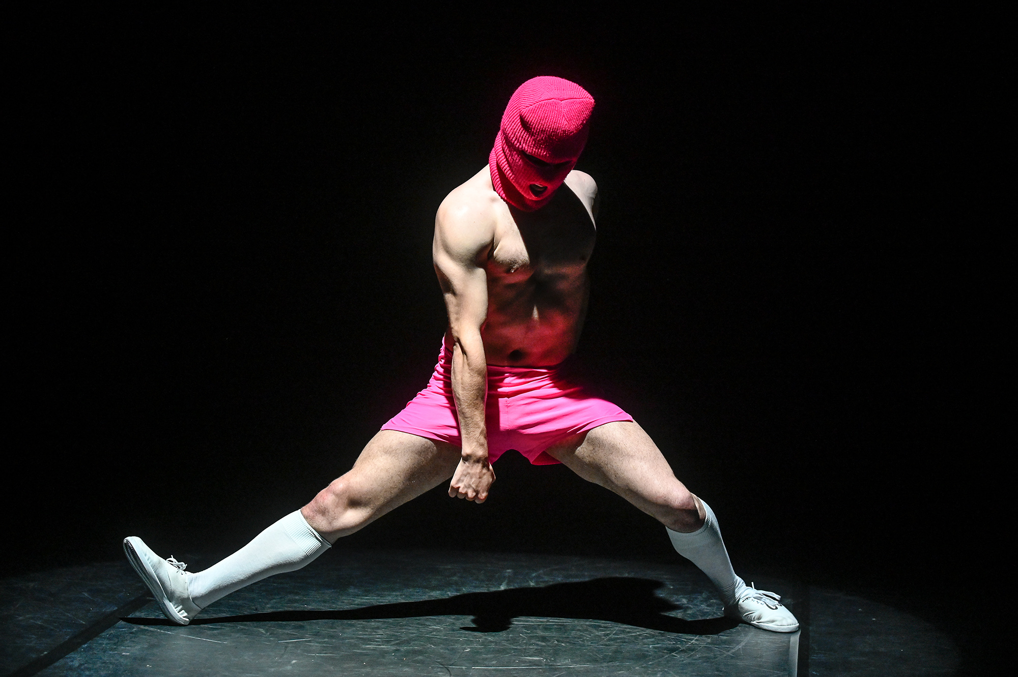 Performance artistica al Festival di Spoleto con ballerino mascherato rosa