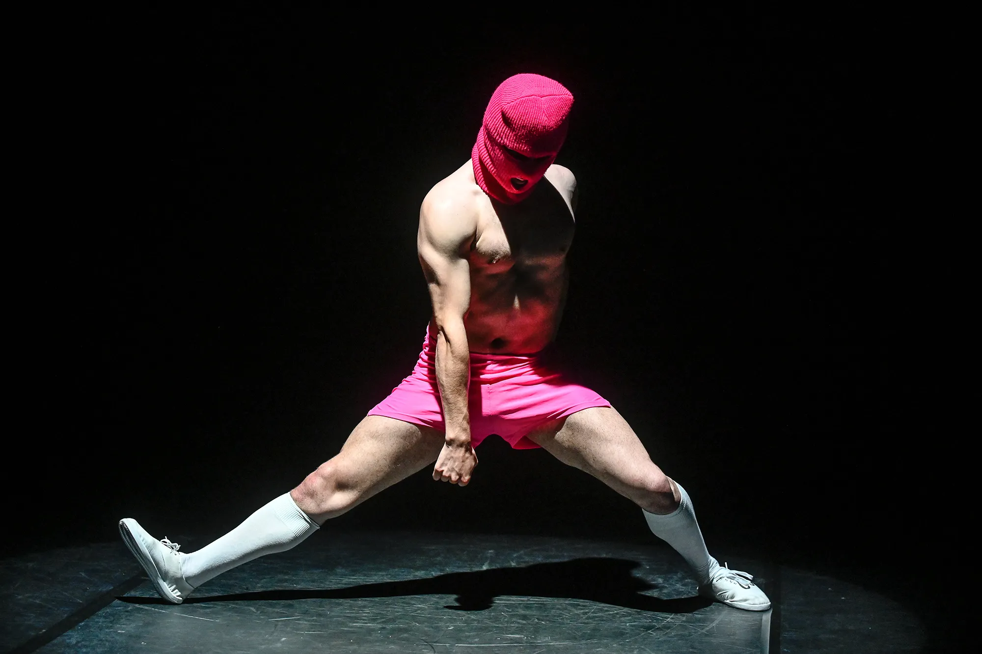 Performance artistica al Festival di Spoleto con ballerino mascherato rosa
