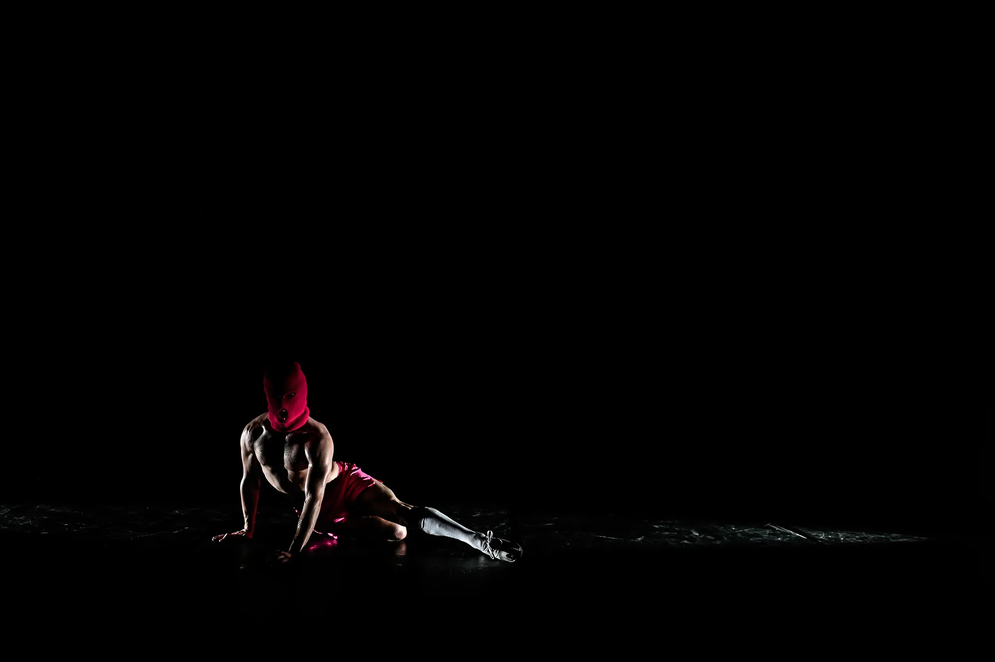 Performer dinamico in rosso al Festival di Spoleto, movimento drammatico