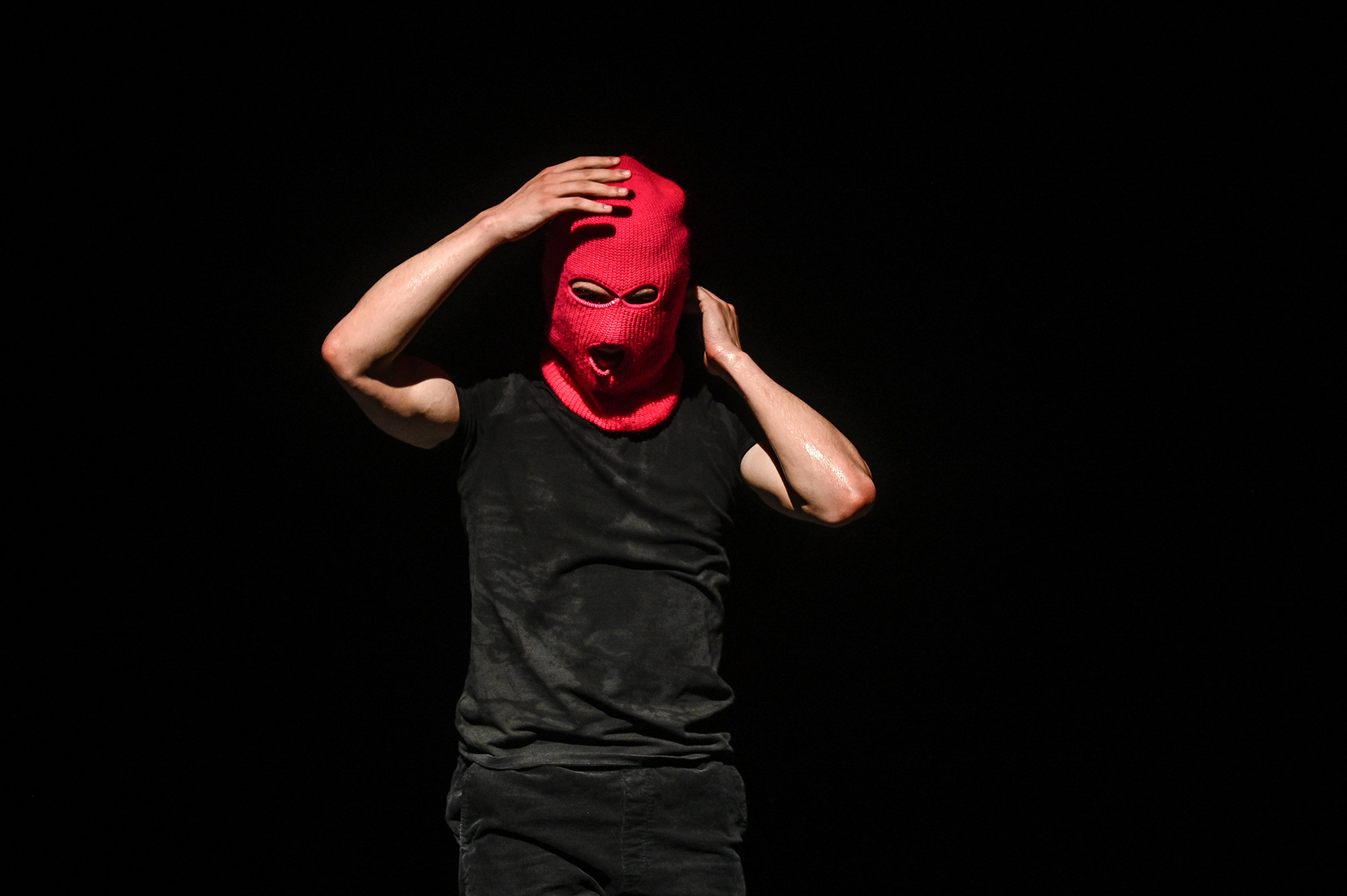 Performance teatrale al Festival di Spoleto con figura mascherata rossa