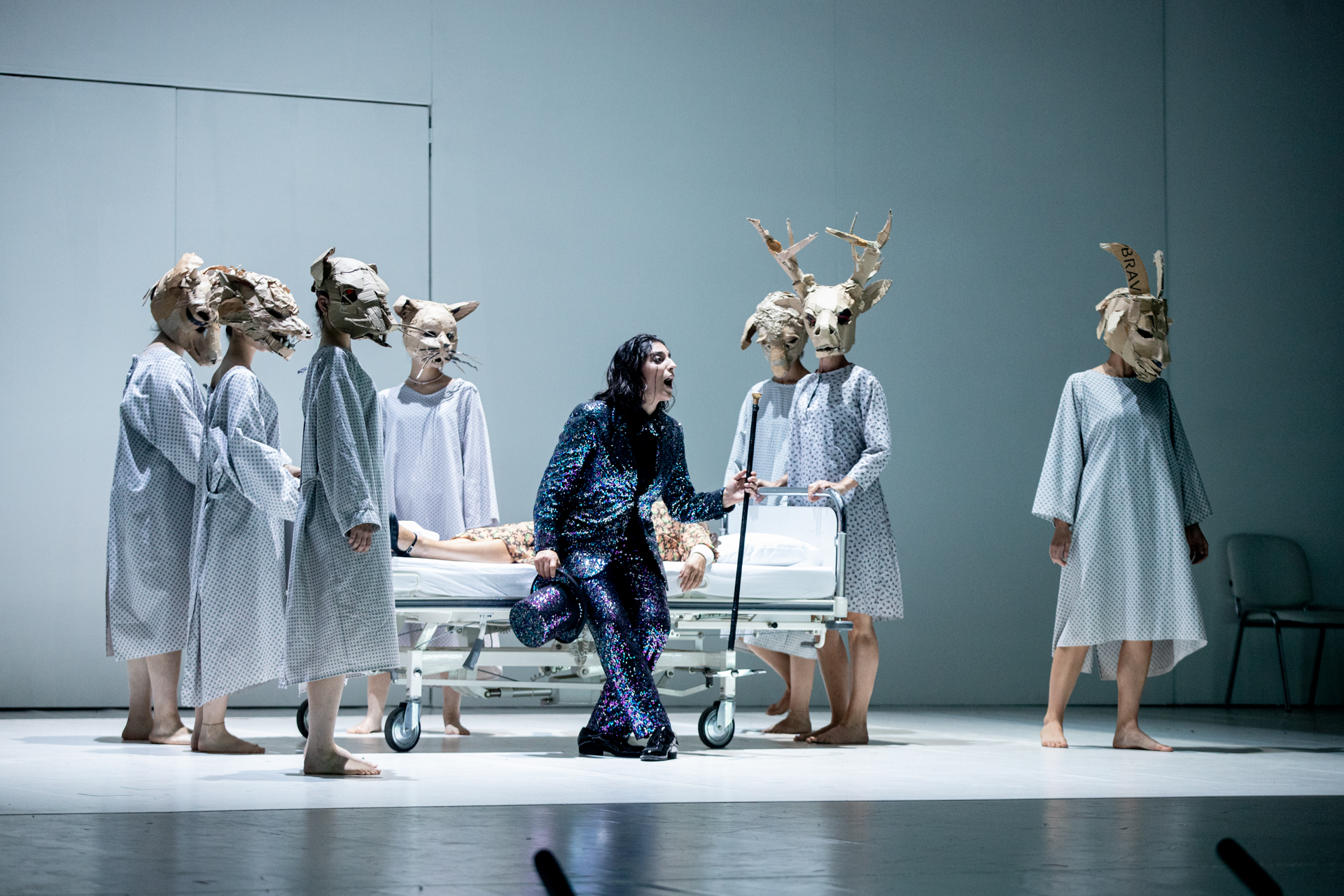 Performance surreale al Festival di Spoleto con attori in maschere animali