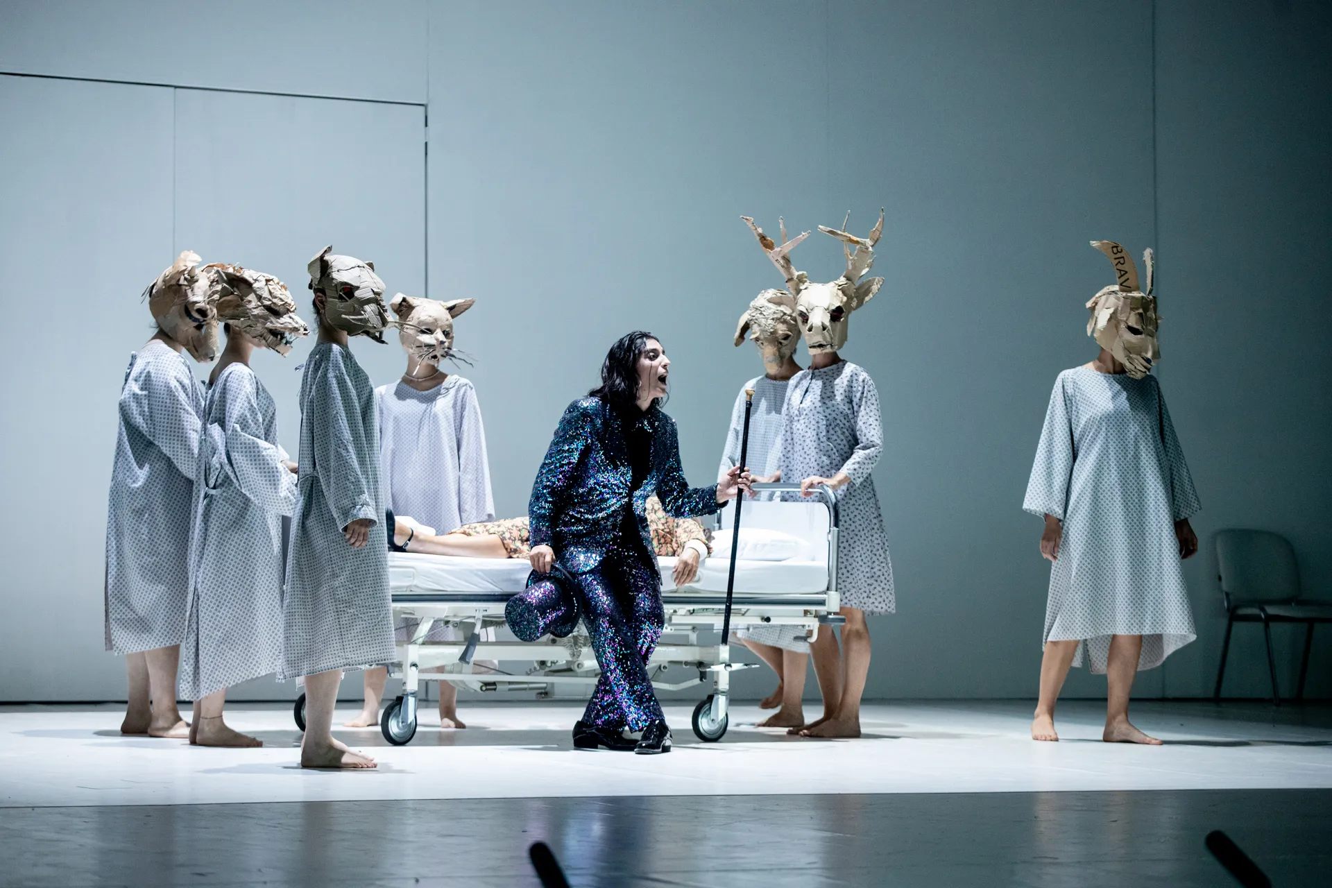 Performance surreale al Festival di Spoleto con attori in maschere animali