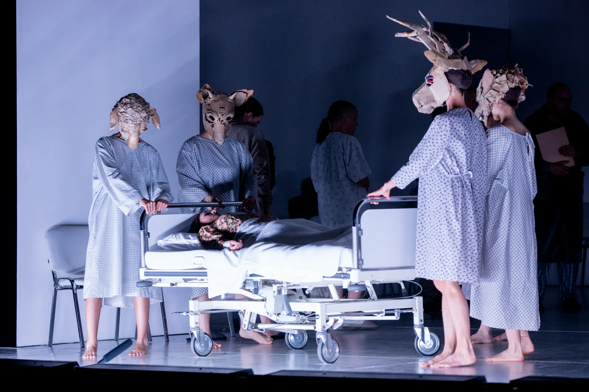 Performance surreale al Festival di Spoleto con attori in maschere animali