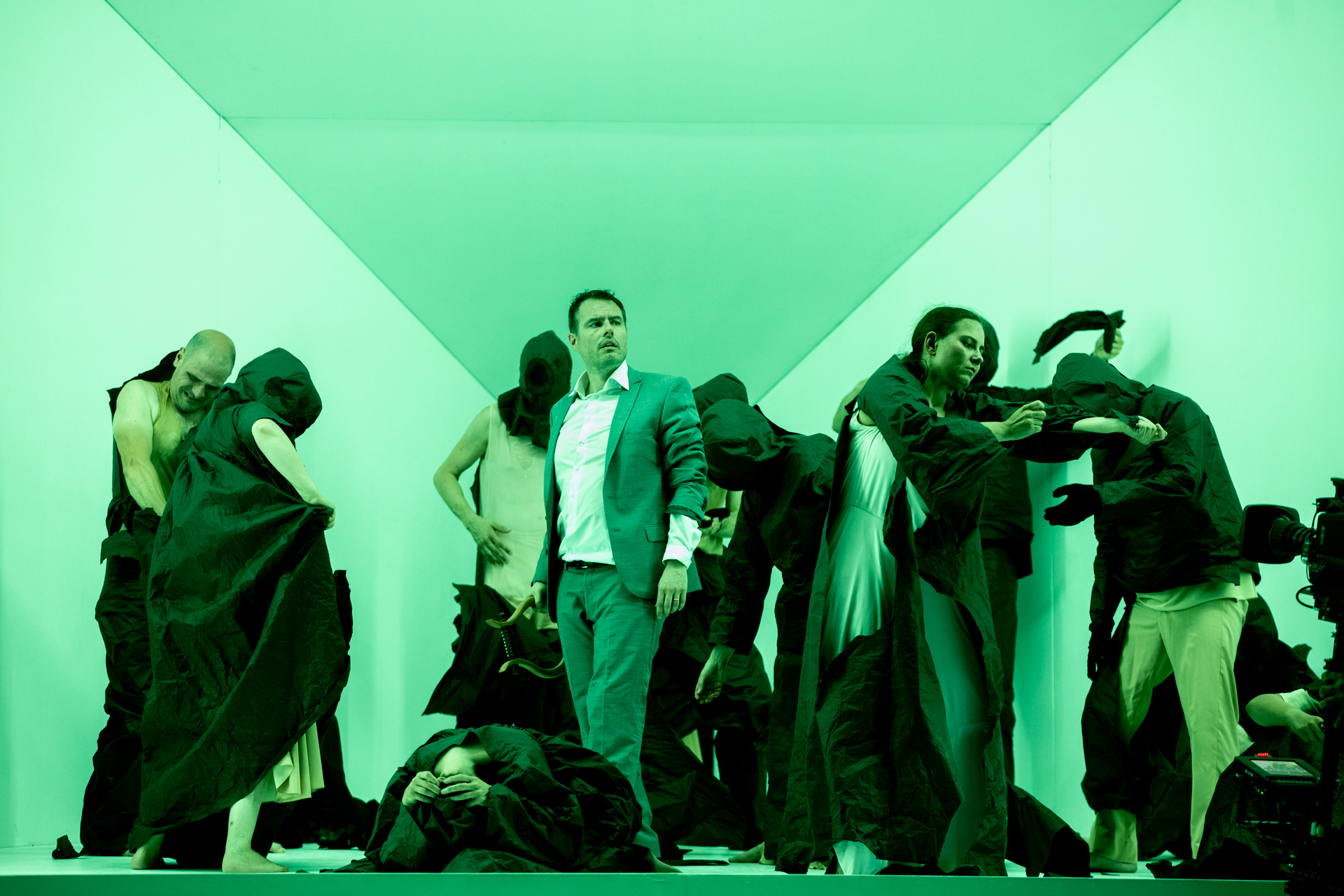 Performance teatrale al Festival di Spoleto con gruppi dinamici in verde