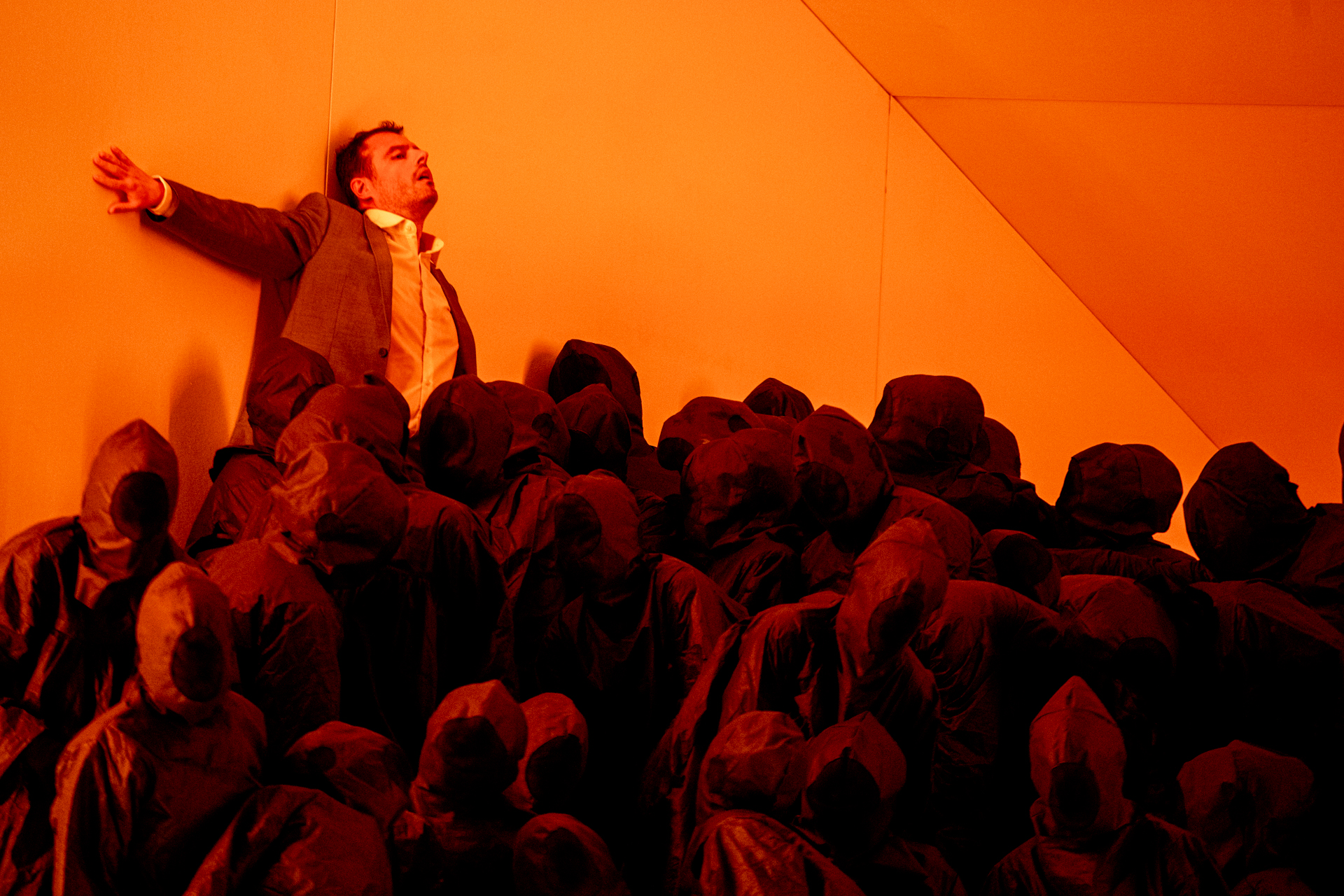 Spettacolo teatrale al Festival di Spoleto con performer circondato da sagome