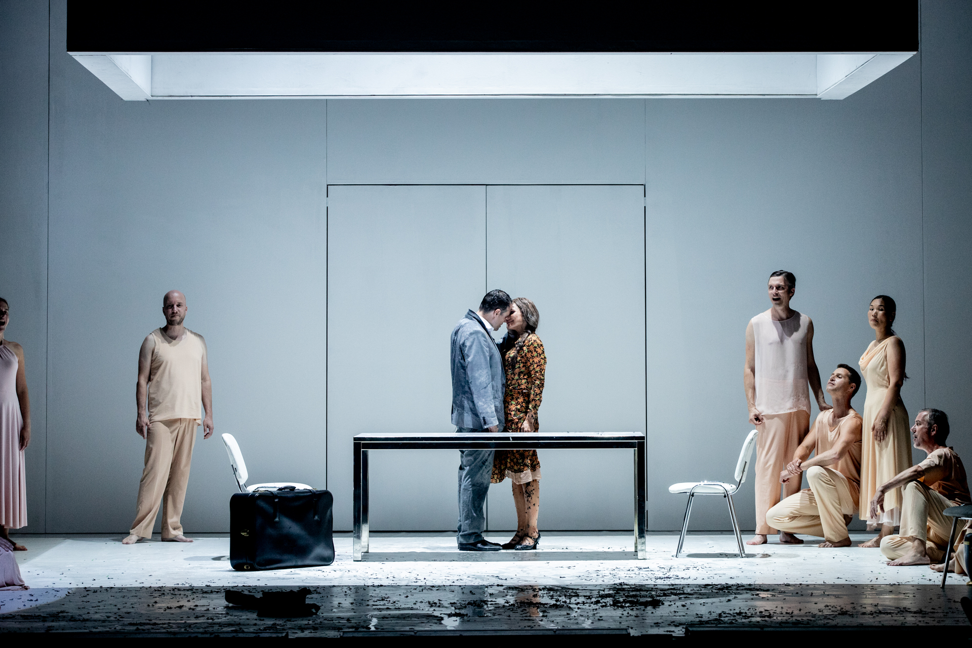 Scena teatrale minimalista al Festival di Spoleto con attori in posa