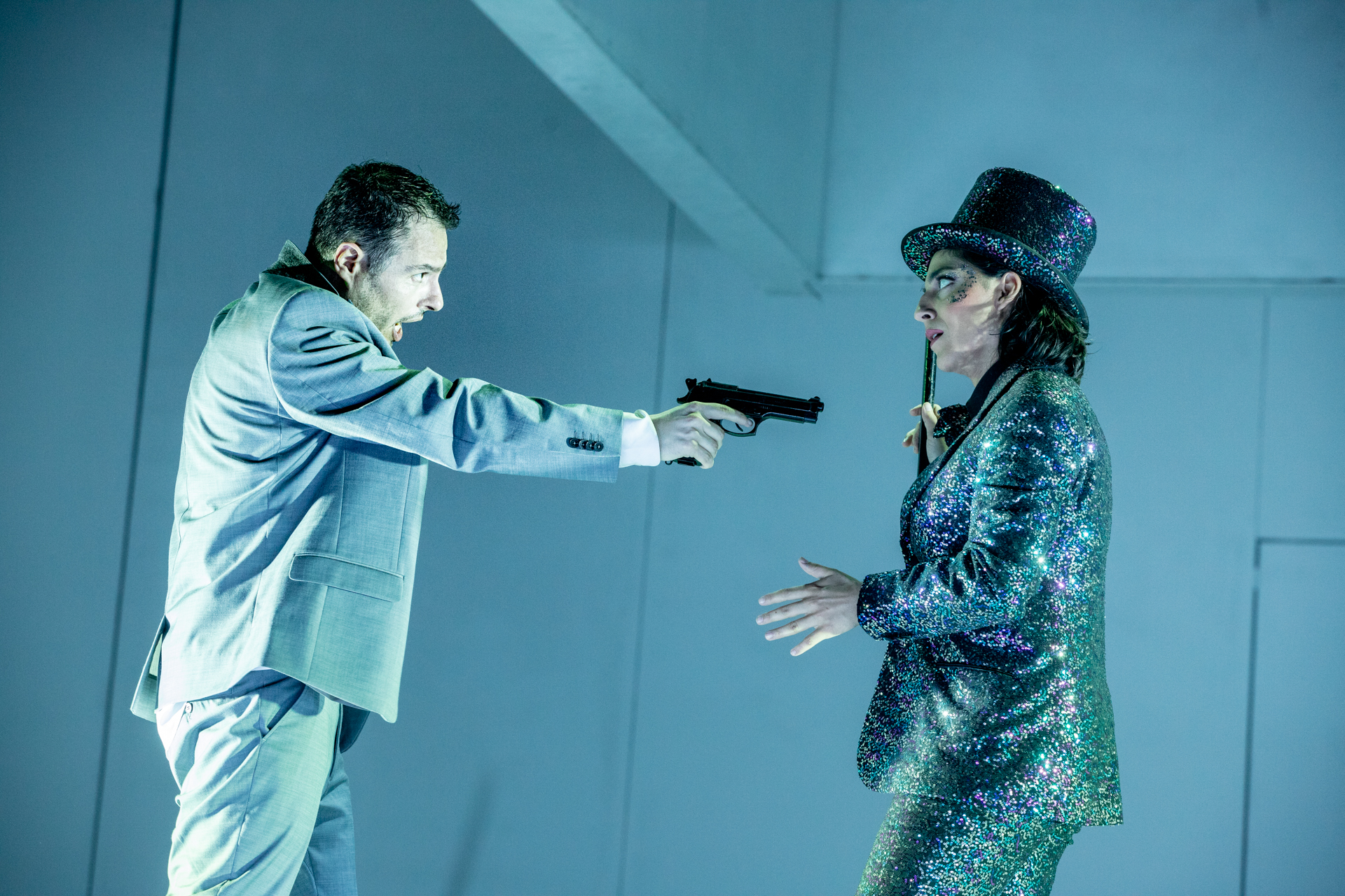 Performance teatrale al Festival di Spoleto con scena di confronto drammatico