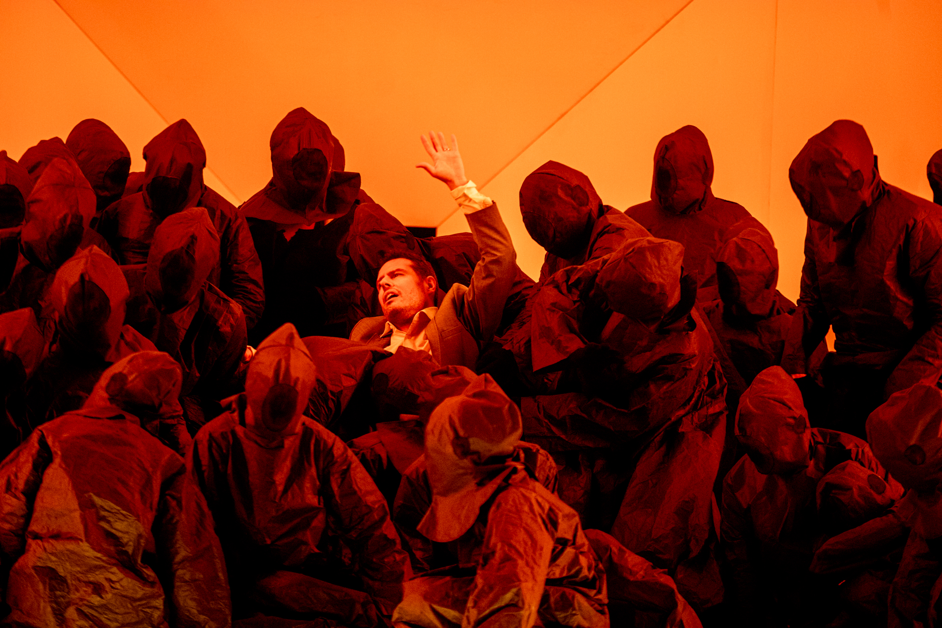 Performance teatrale drammatica al Festival di Spoleto con figura centrale