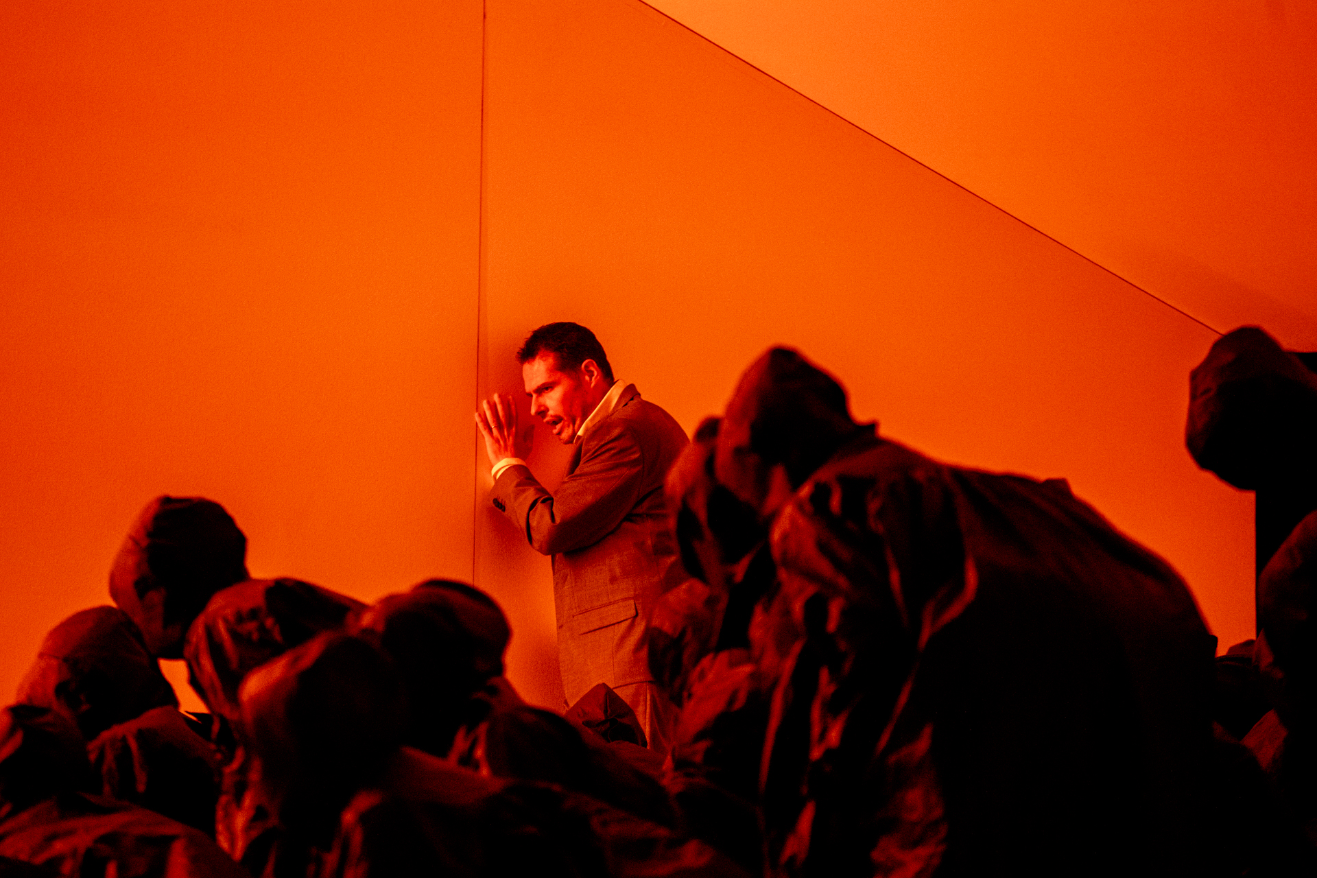 Performance drammatica al Festival di Spoleto con atmosfera intensa e rossastra