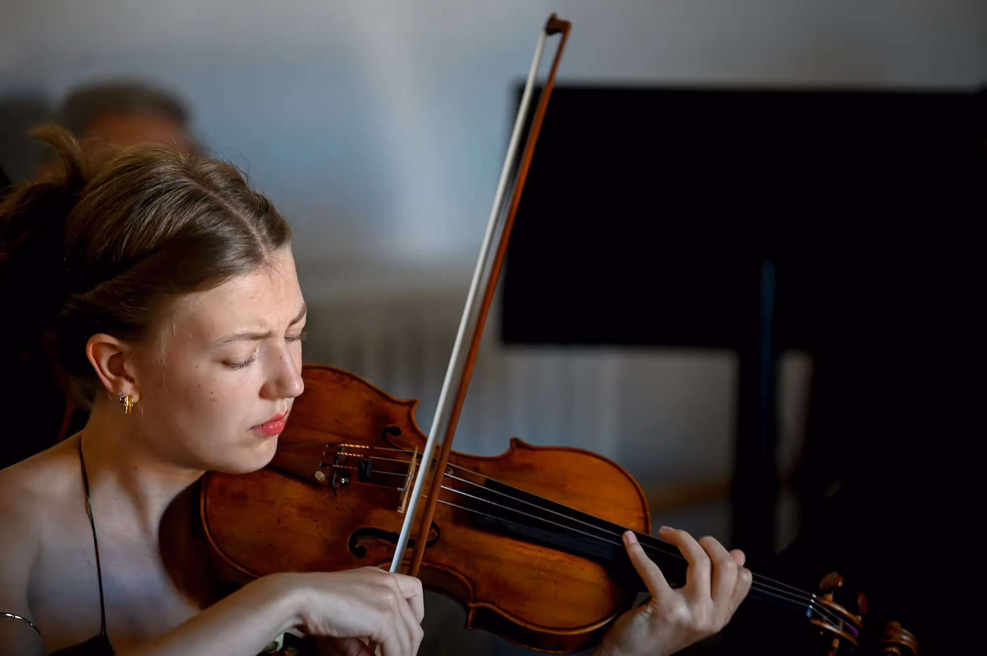 Violinist performing with emotion at Festival di Spoleto classical music event
