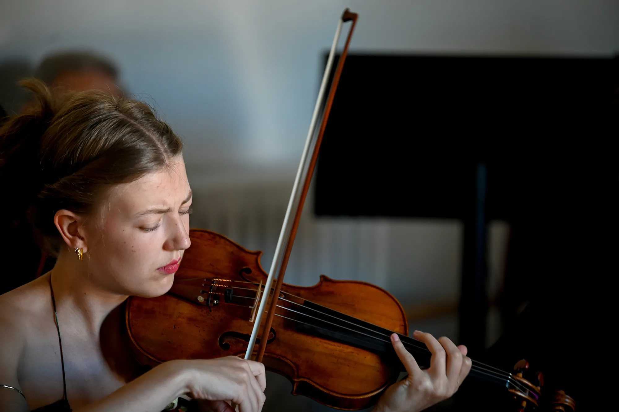Violinist performing with emotion at Festival di Spoleto classical music event
