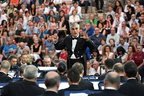 Conductor performs passionately at Festival di Spoleto orchestral concert with large audience