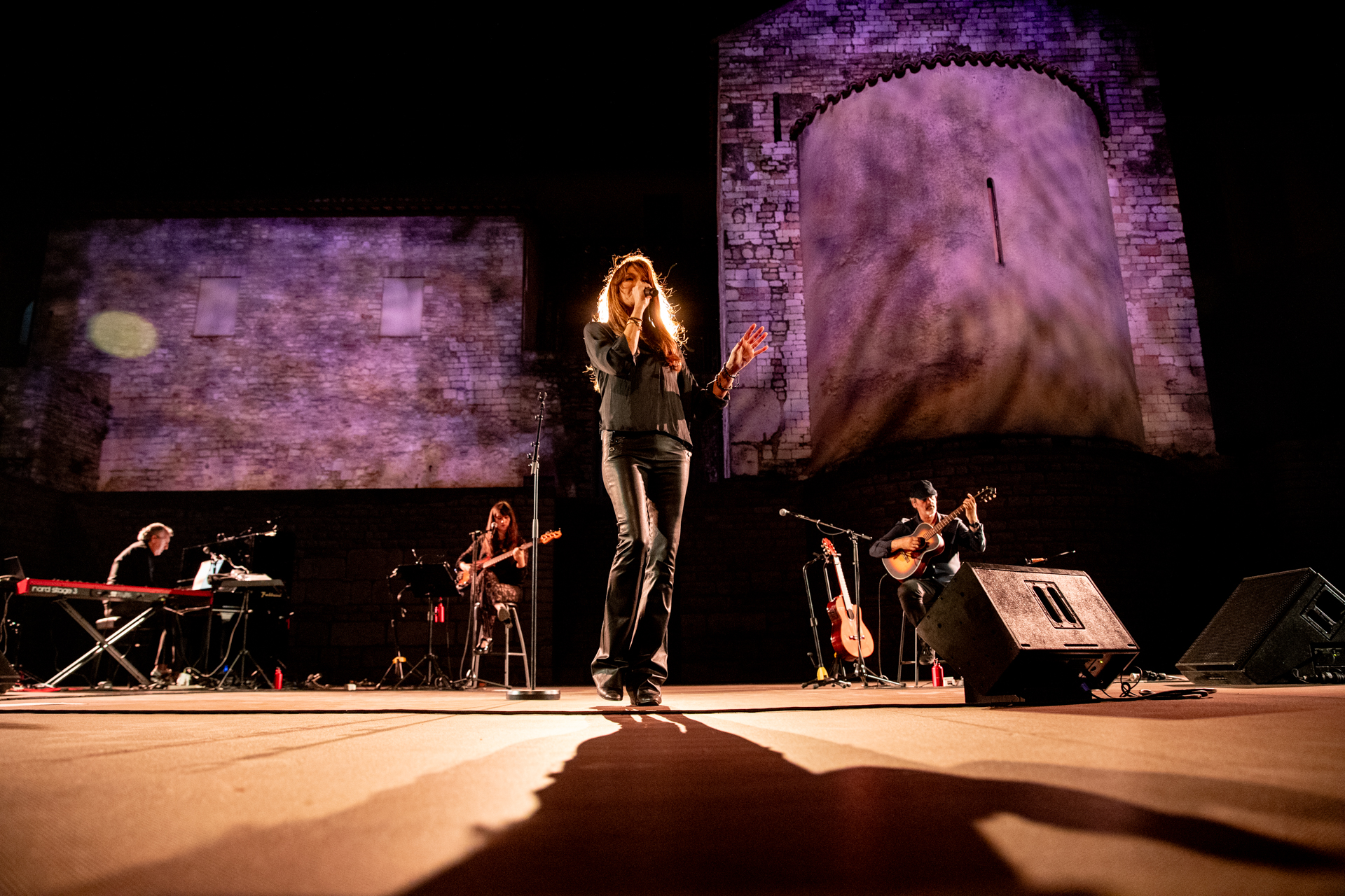 Concerto dal vivo al Festival di Spoleto, musicisti su palcoscenico suggestivo