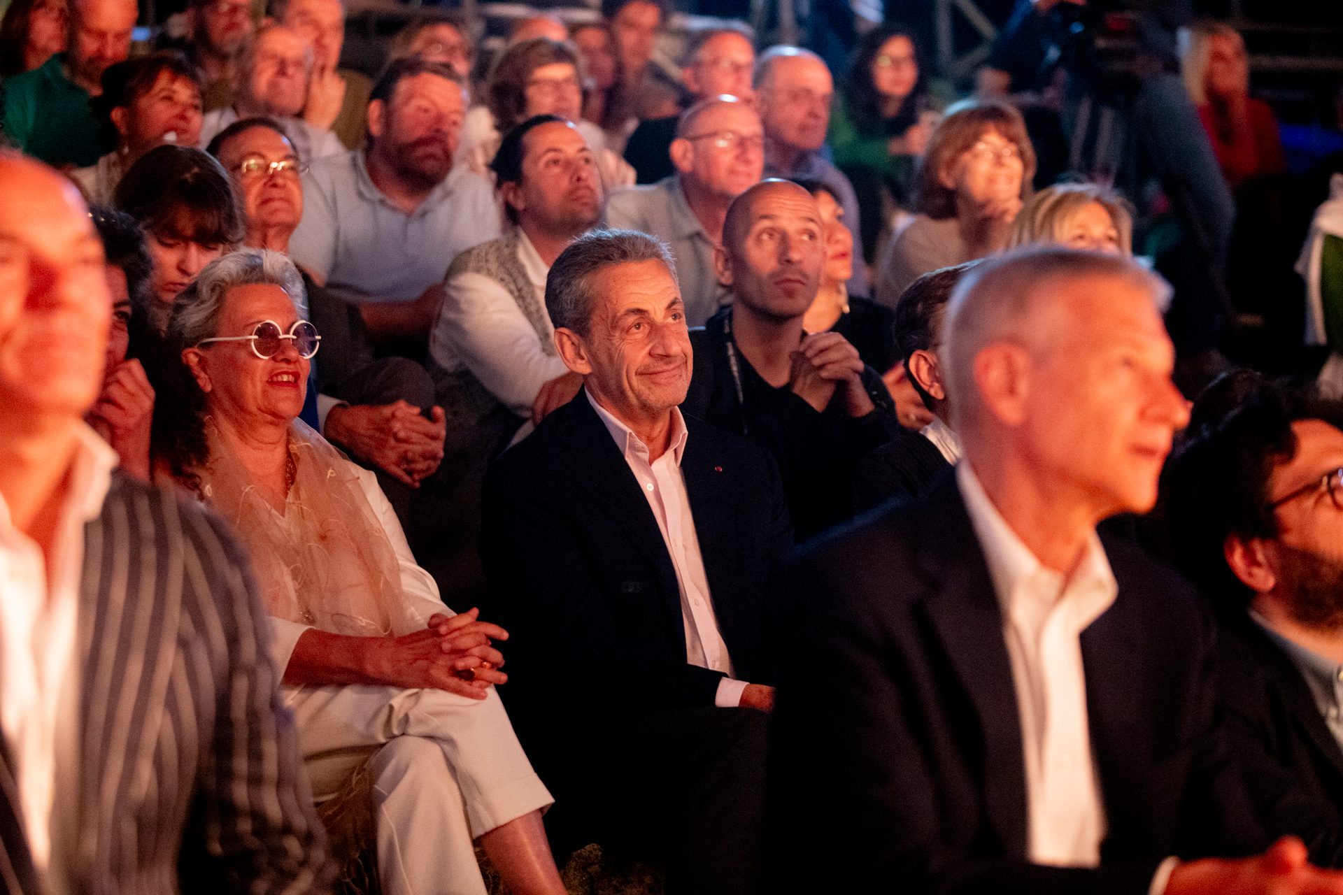 Pubblico attento al Festival di Spoleto, atmosfera calda e coinvolgente