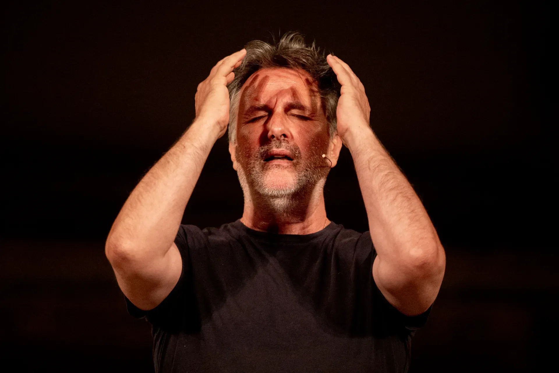 Performance drammatica al Festival di Spoleto, attore con intense emozioni