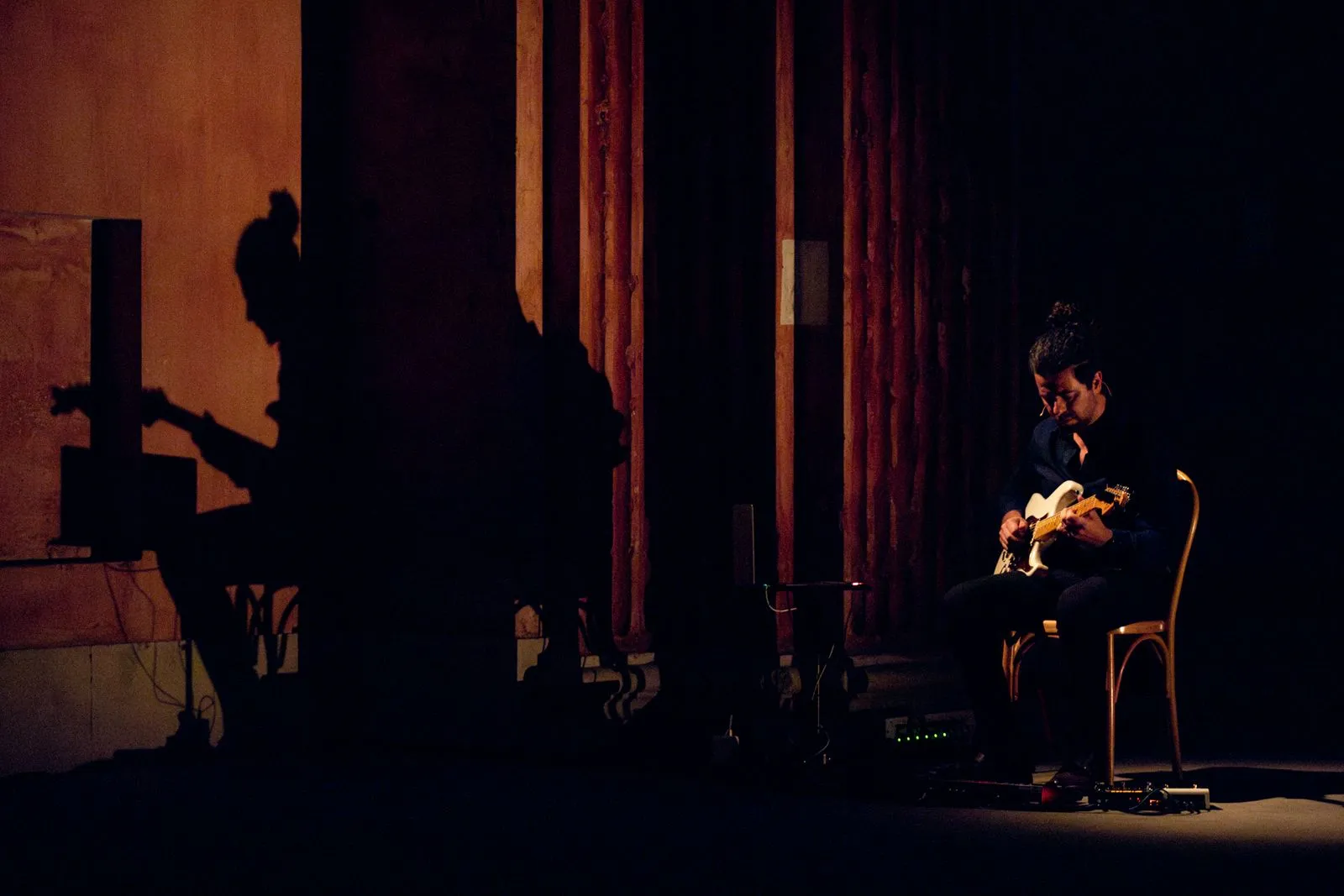 Chitarrista solitario sul palco durante il Festival di Spoleto