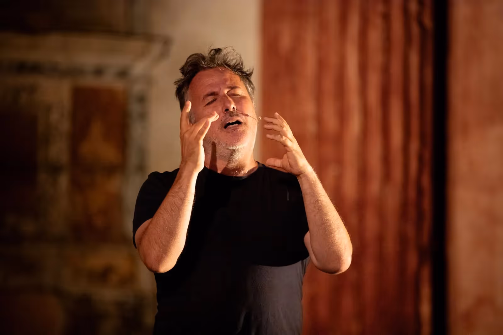 Performer expressing emotion during Festival di Spoleto artistic performance