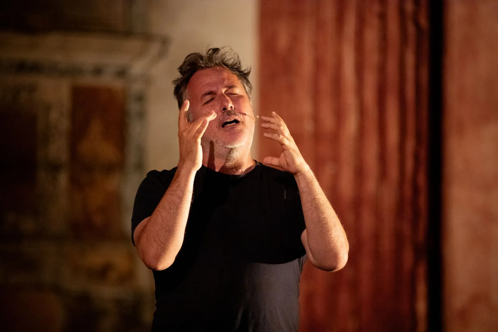Performer emotivo al Festival di Spoleto, gesto teatrale intenso