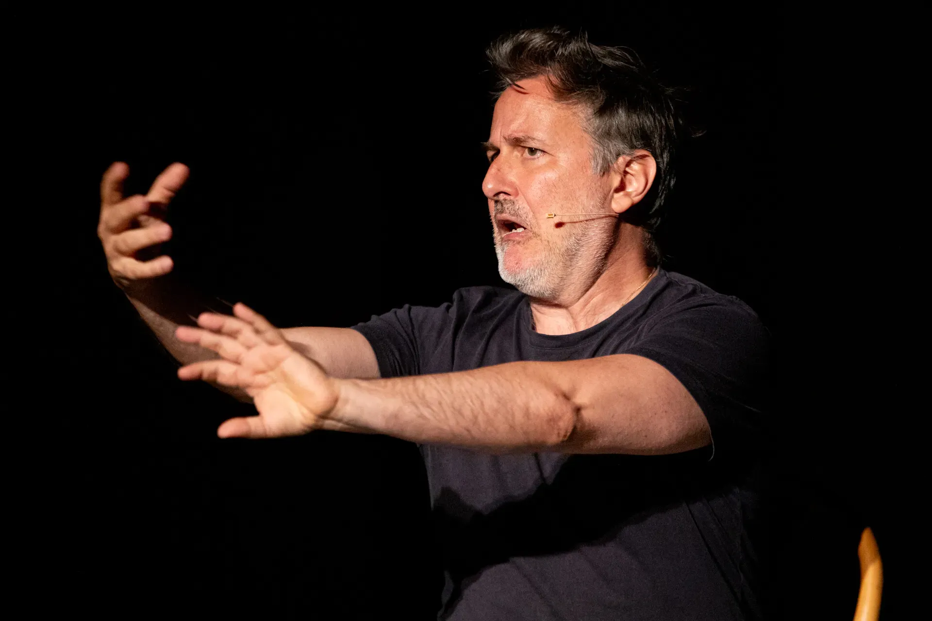 Attore sul palco durante il Festival di Spoleto, gesticola intensamente