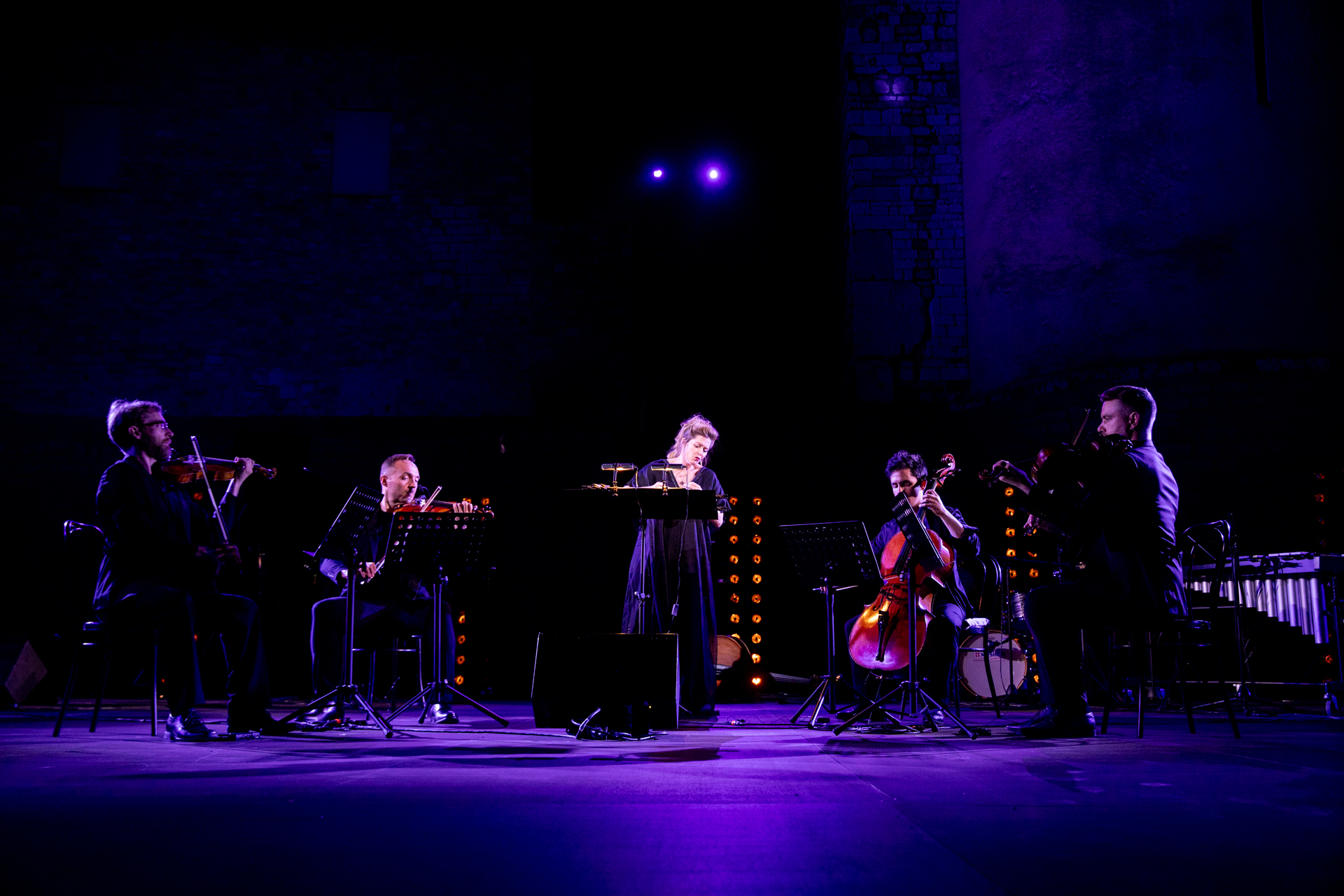 Ensemble musicale sul palco al Festival di Spoleto con illuminazione blu