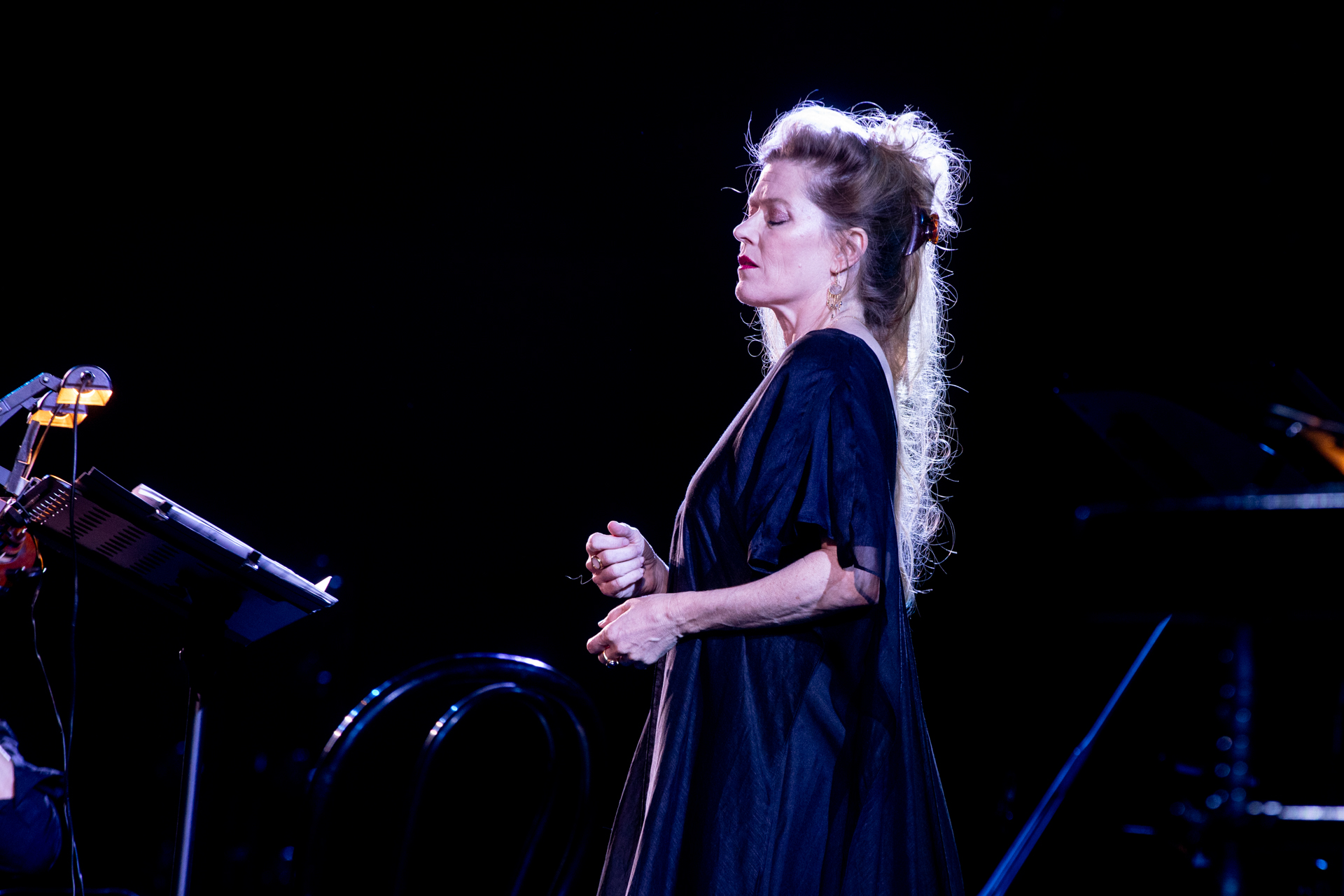 Esibizione artistica al Festival di Spoleto, donna in abito blu sul palco